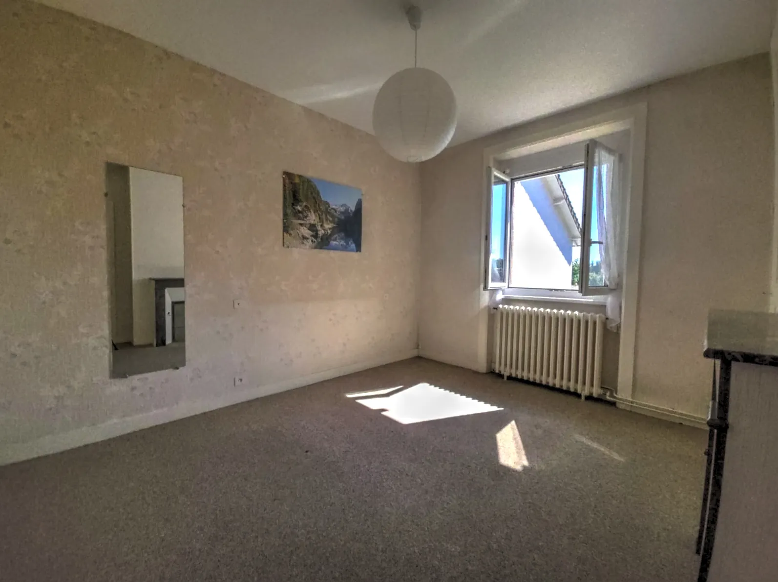 Grande maison à Panazol avec terrasse et 6 chambres, idéale pour rénovation 