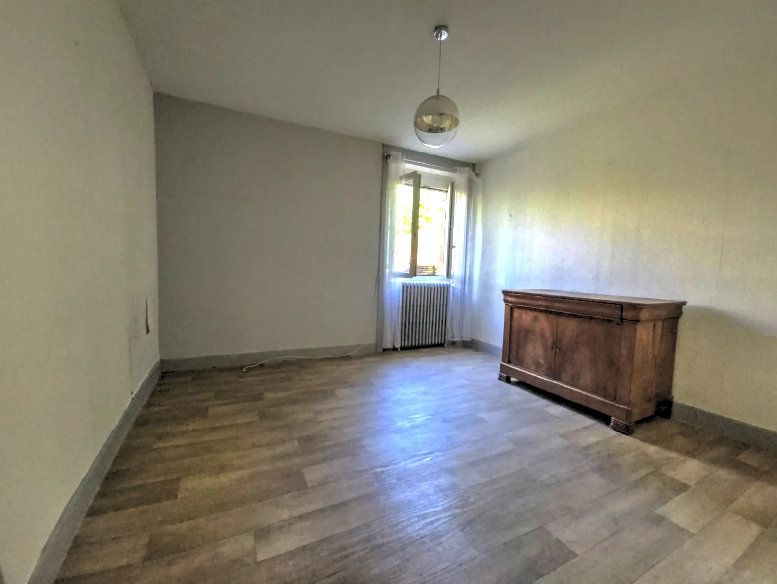 Grande maison à Panazol avec terrasse et 6 chambres, idéale pour rénovation 