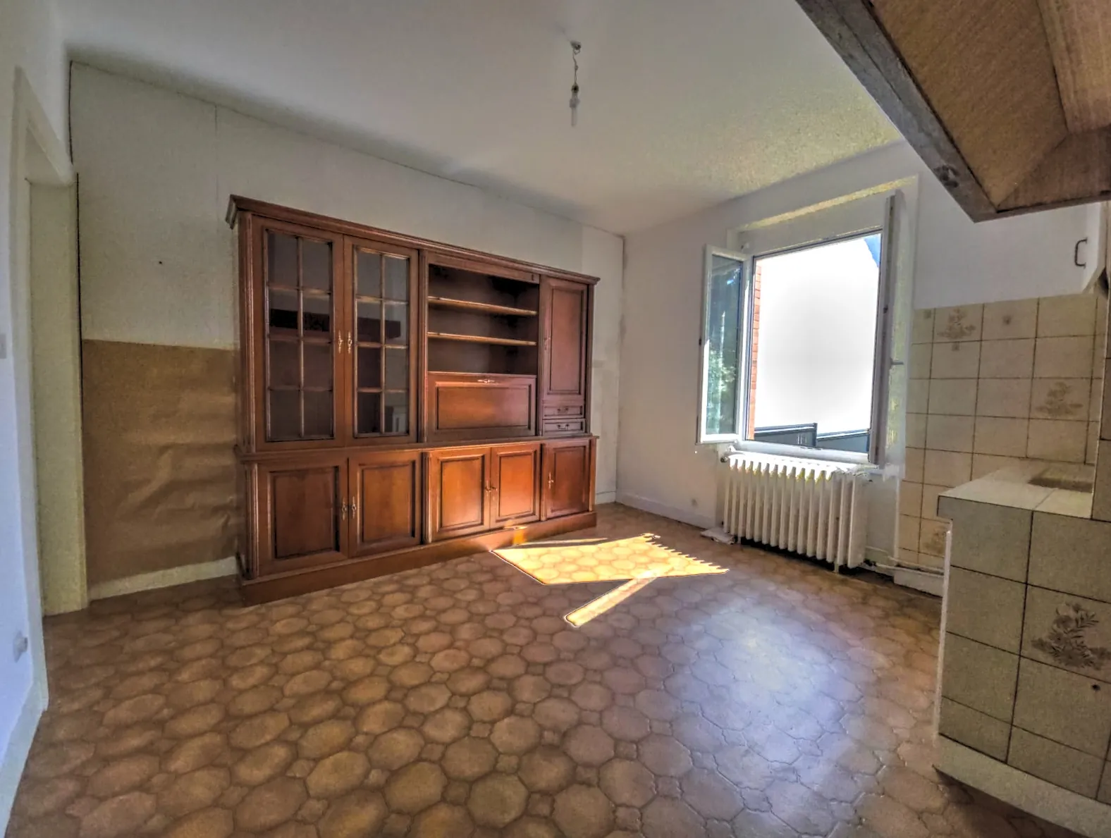 Grande maison à Panazol avec terrasse et 6 chambres, idéale pour rénovation 