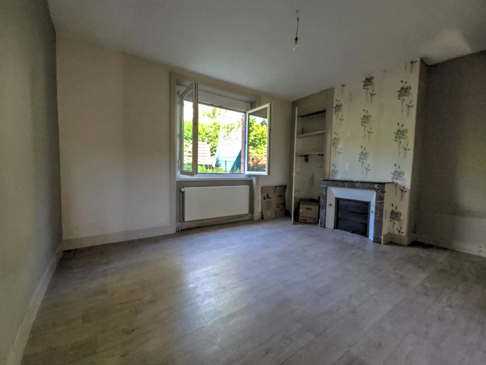 Grande maison à Panazol avec terrasse et 6 chambres, idéale pour rénovation 