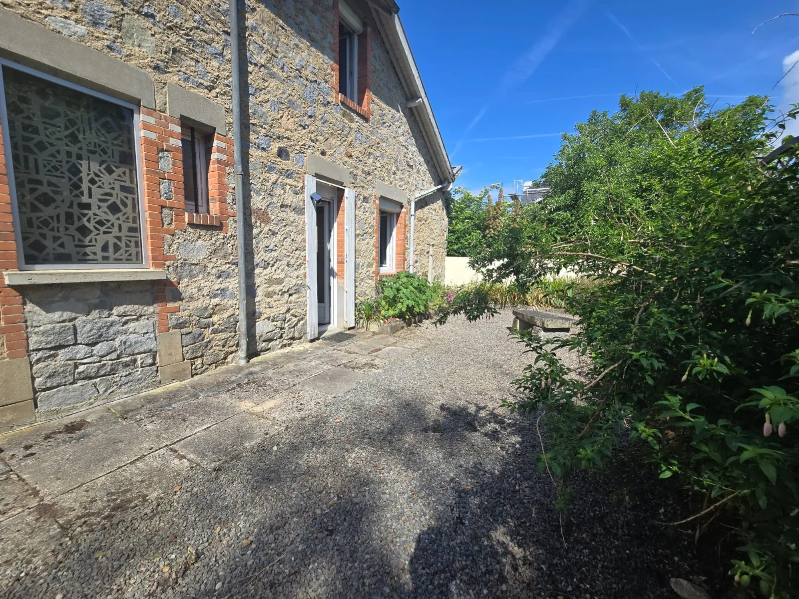 Grande maison à Panazol avec terrasse et 6 chambres, idéale pour rénovation 