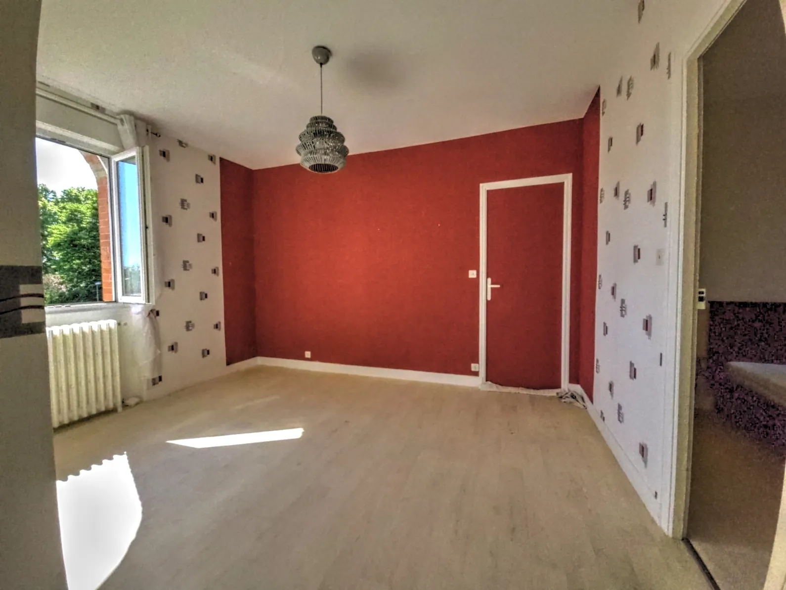 Grande maison à Panazol avec terrasse et 6 chambres, idéale pour rénovation 