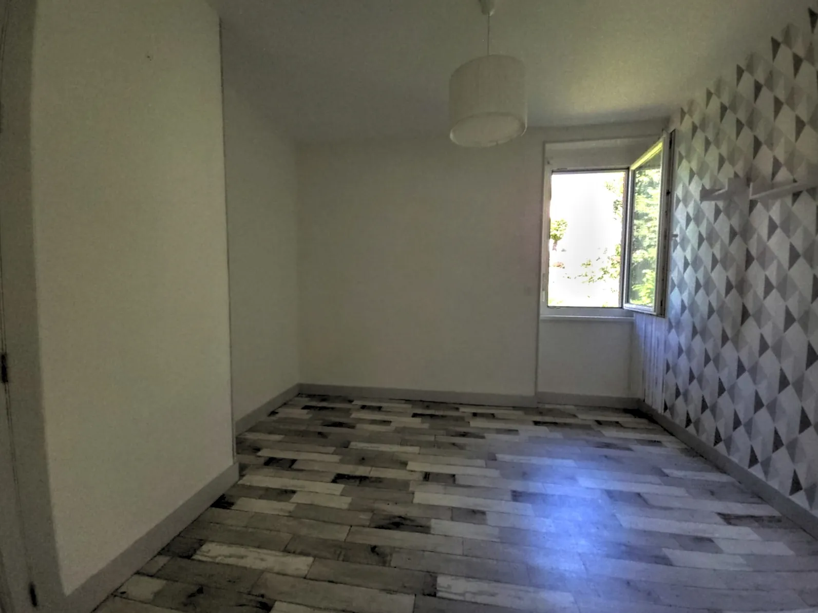 Grande maison à Panazol avec terrasse et 6 chambres, idéale pour rénovation 