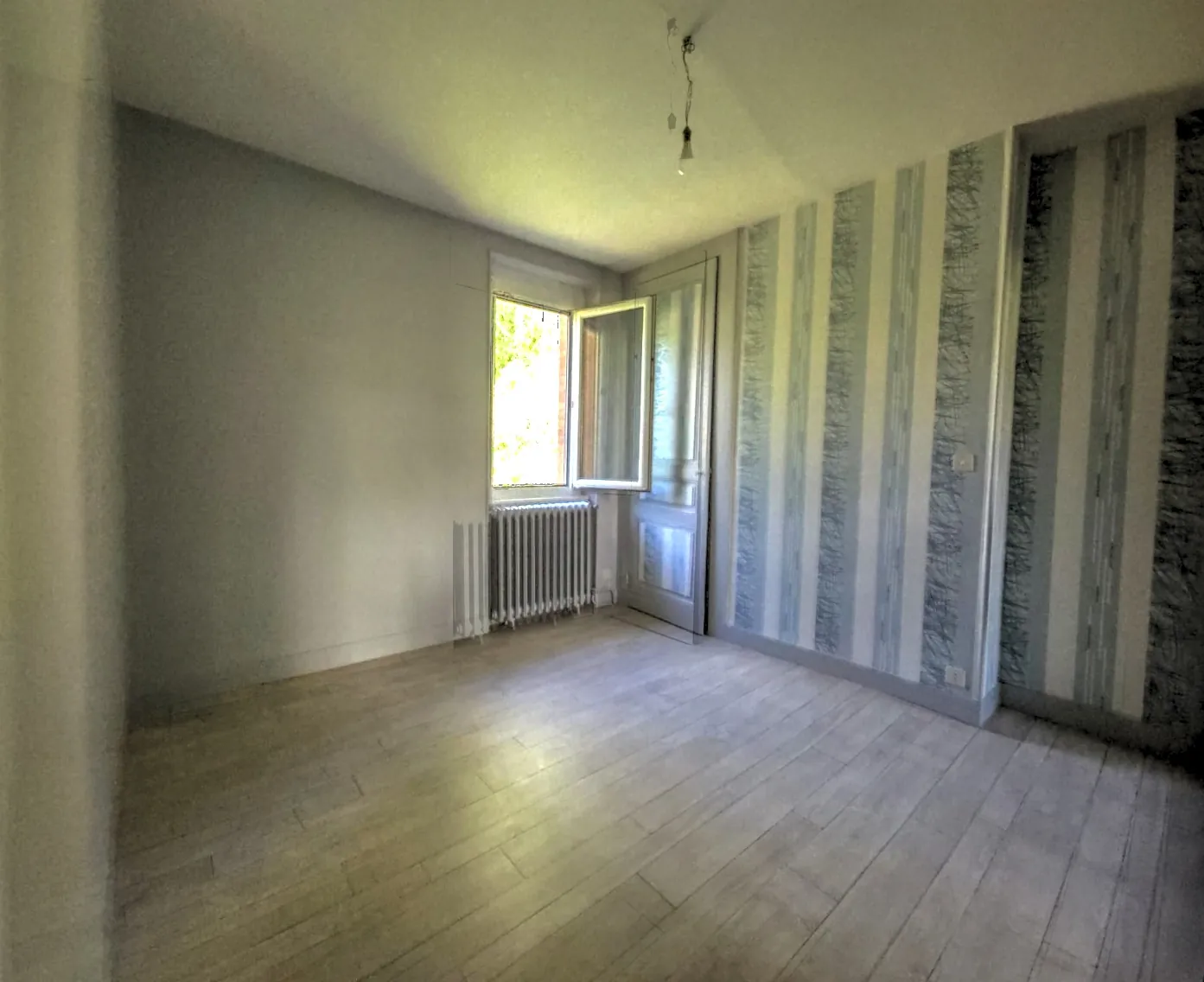 Grande maison à Panazol avec terrasse et 6 chambres, idéale pour rénovation 