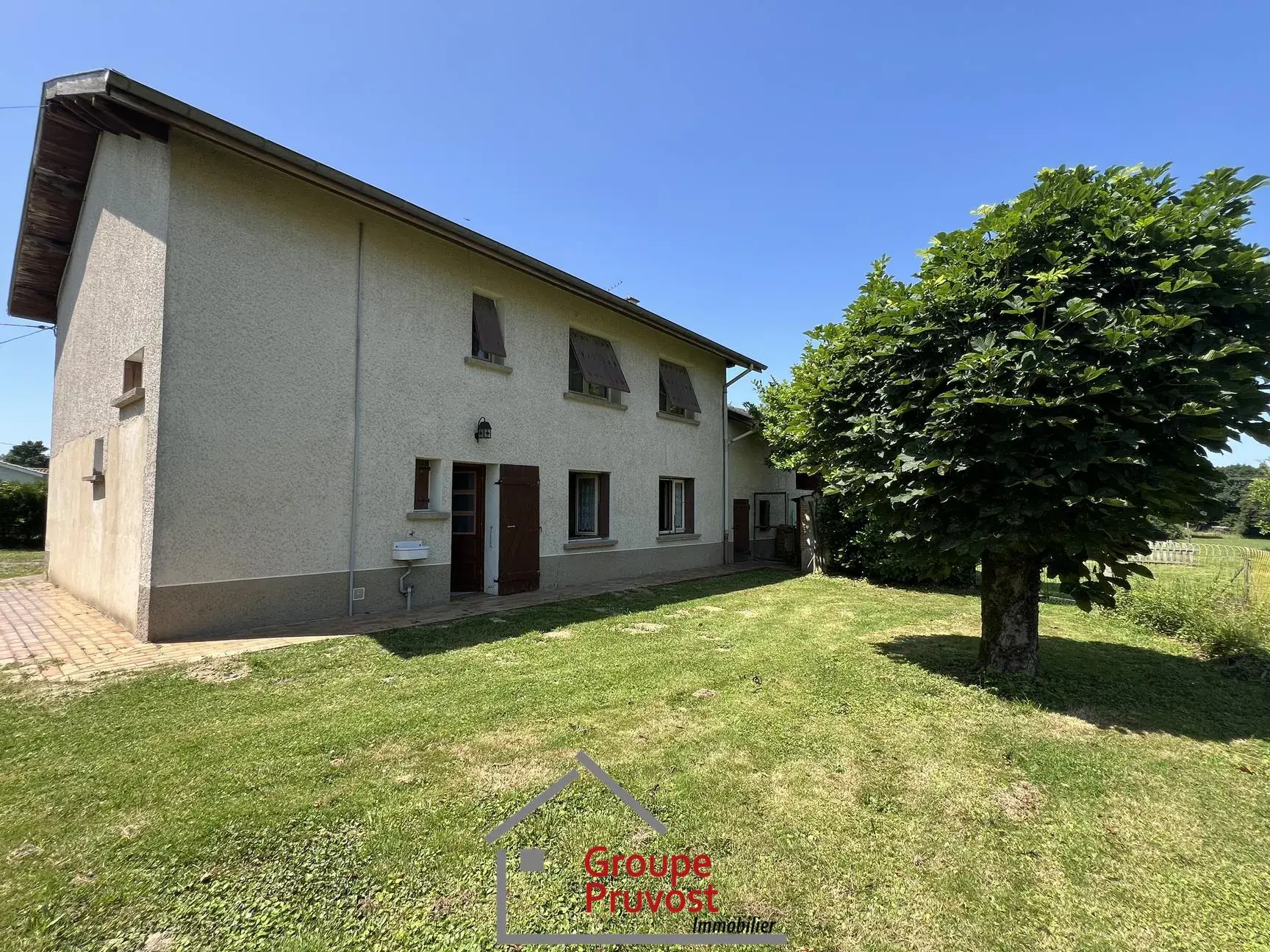Maison familiale avec grand terrain à Saint Etienne sur Reyssouze 