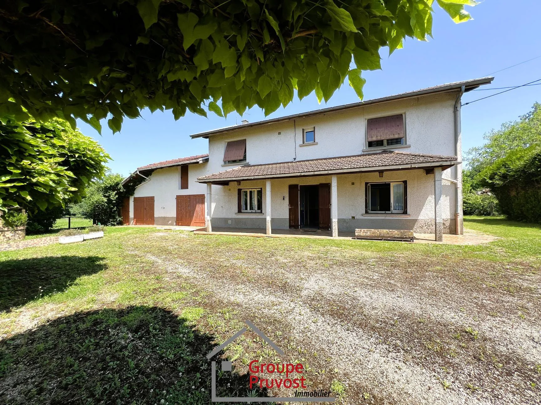 Maison familiale avec grand terrain à Saint Etienne sur Reyssouze 