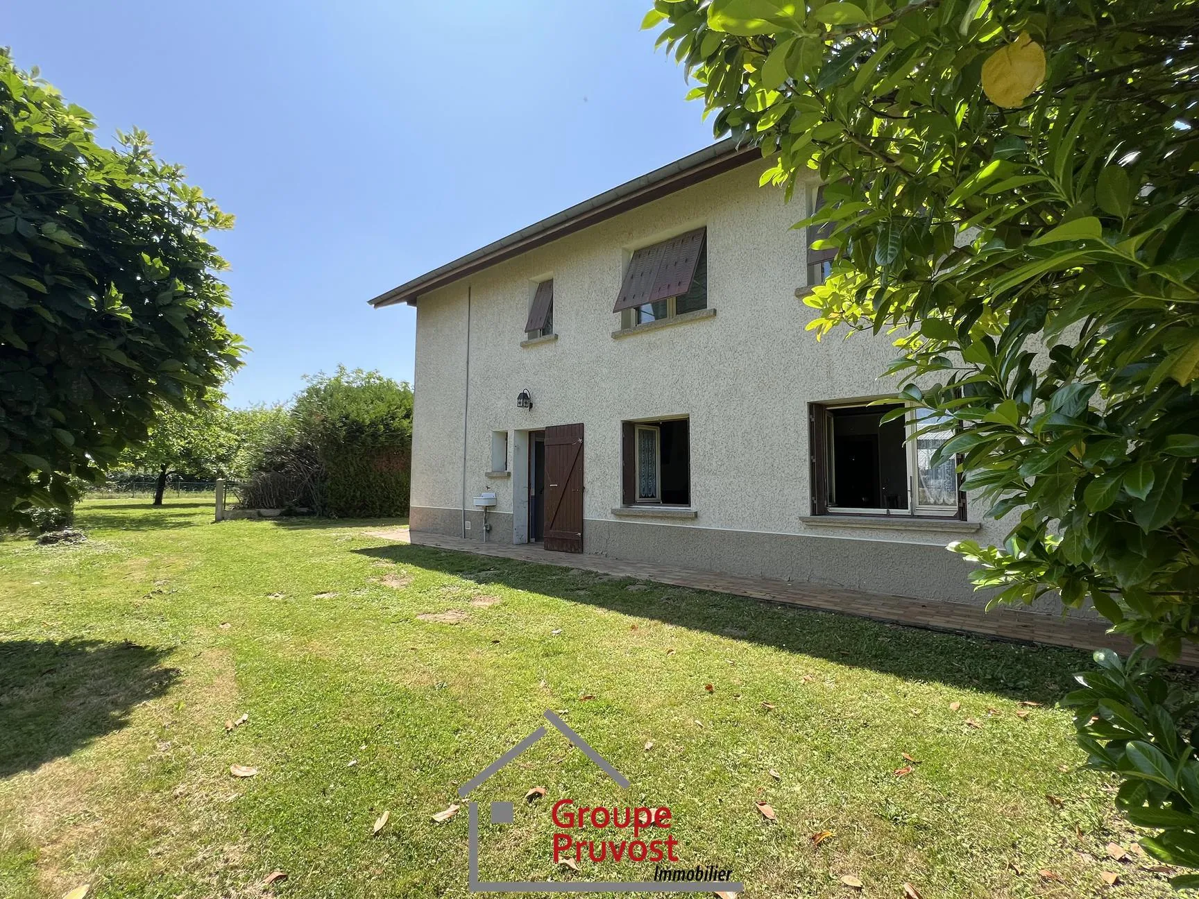 Maison familiale avec grand terrain à Saint Etienne sur Reyssouze 