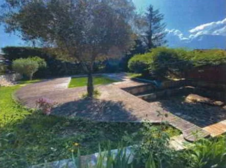 Villa de 195 m² avec jardin, piscine et 7 chambres à Saint-Ismier à vendre 140 000 € 