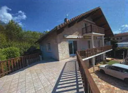 Villa de 195 m² avec jardin, piscine et 7 chambres à Saint-Ismier à vendre 140 000 €