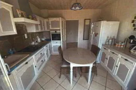 Villa de 195 m² avec jardin, piscine et 7 chambres à Saint-Ismier à vendre 140 000 € 