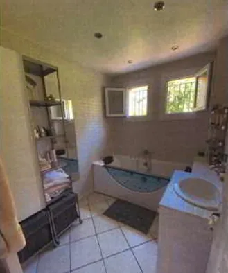 Villa de 195 m² avec jardin, piscine et 7 chambres à Saint-Ismier à vendre 140 000 € 