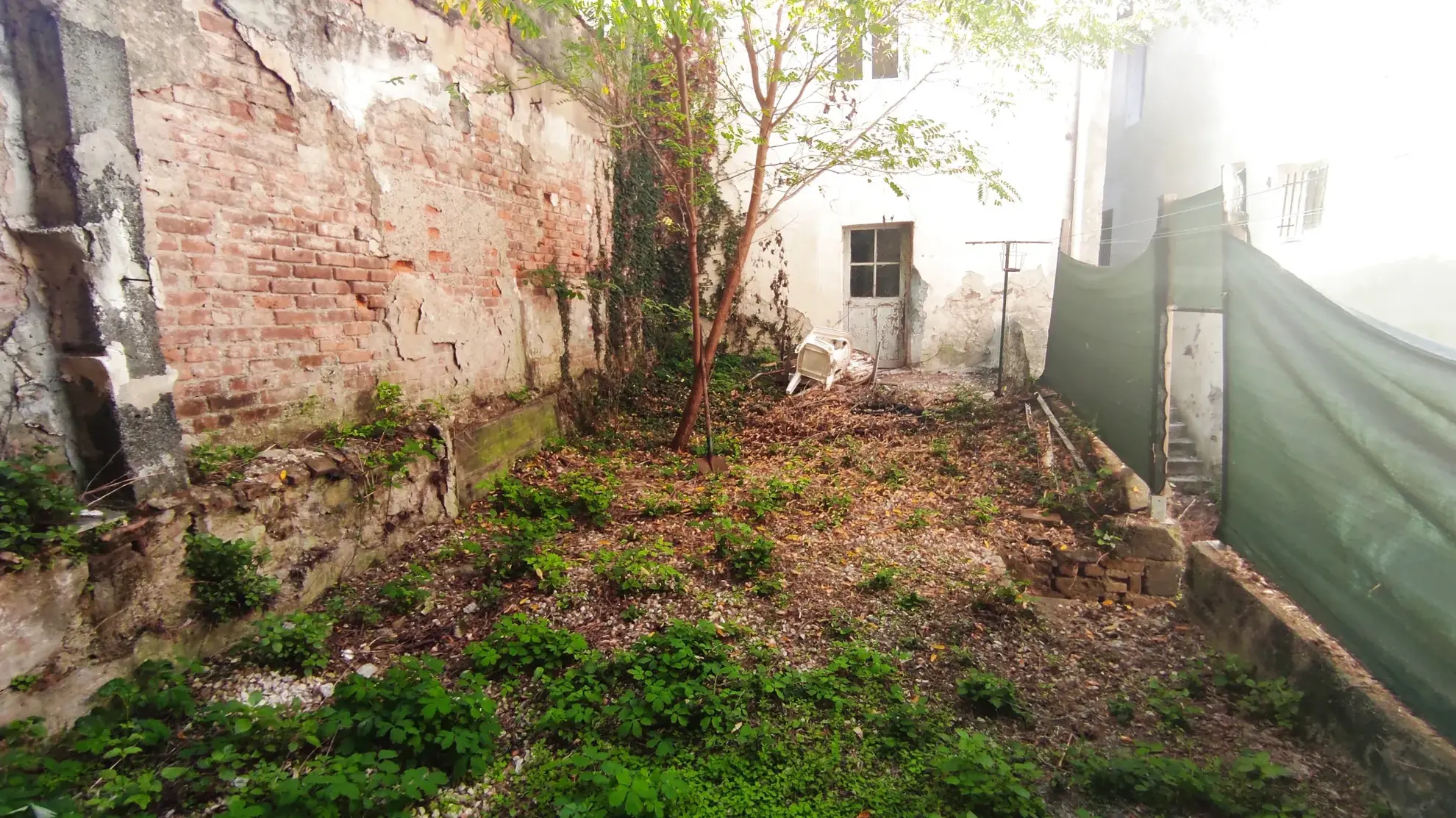 Investissement immobilier à Besseges : immeuble de 290 m² avec commerces et appartements 