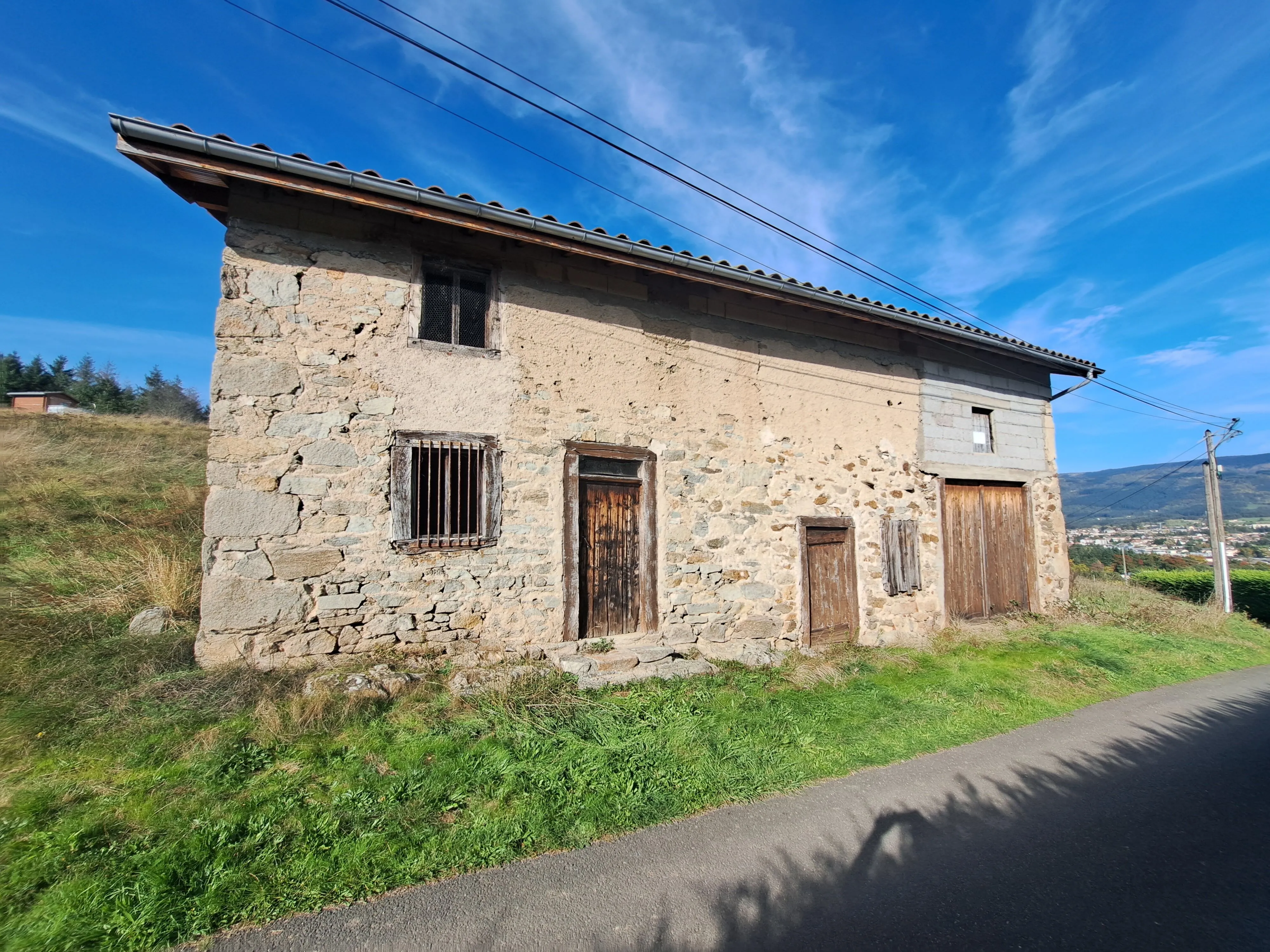 Grange à convertir avec vue sur les Monts du Forez près d'Ambert - Terrain de 1663 m² 