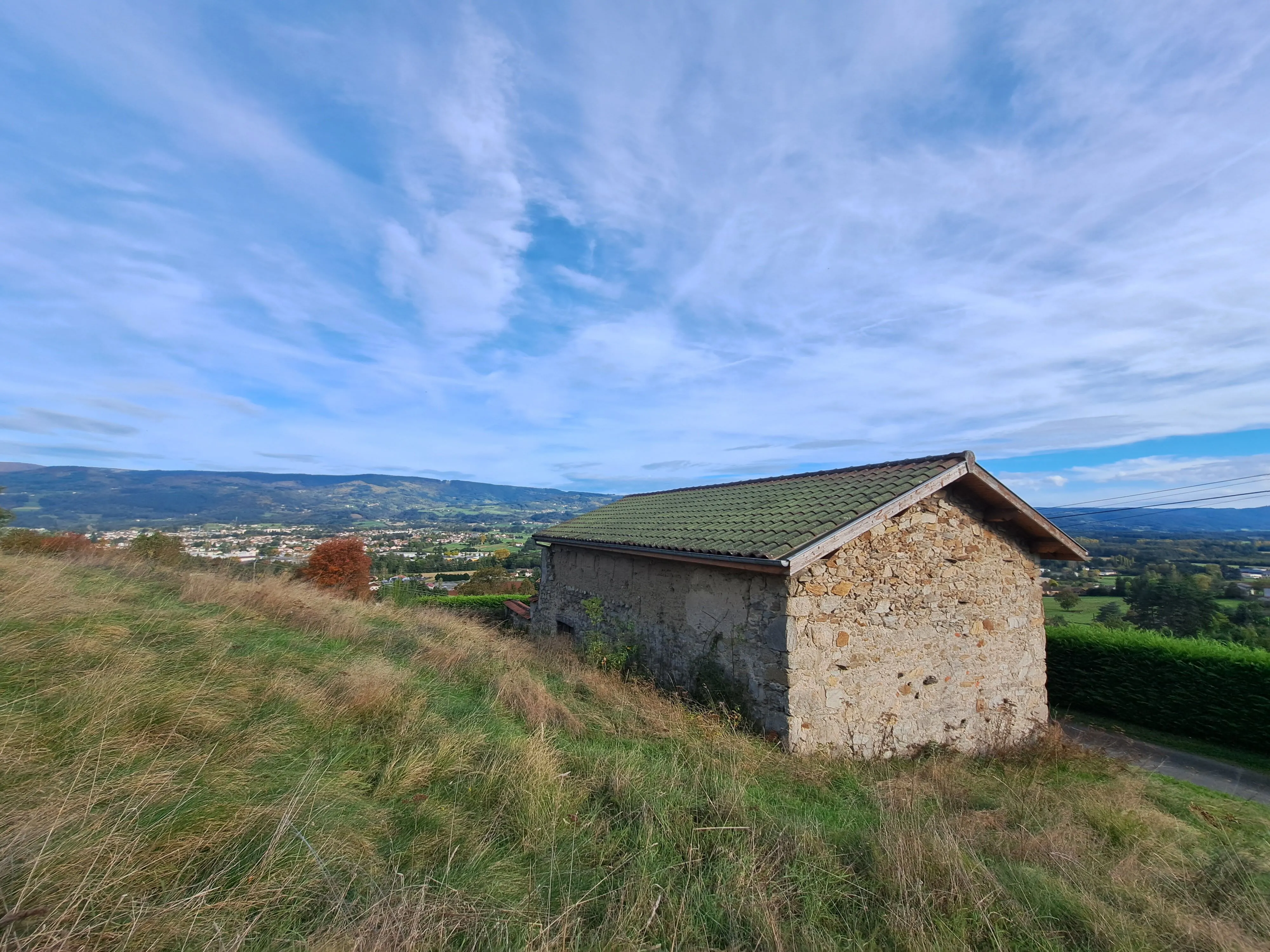Grange à convertir avec vue sur les Monts du Forez près d'Ambert - Terrain de 1663 m² 