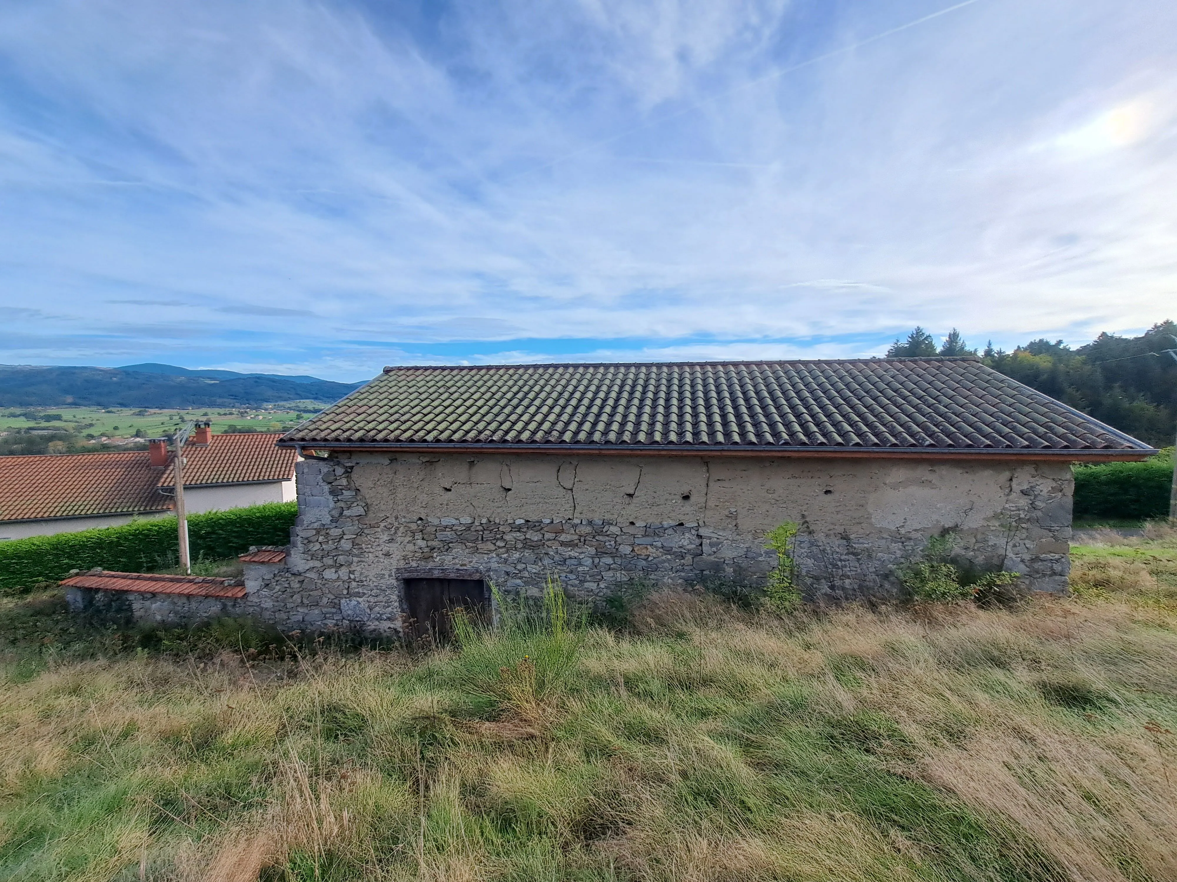 Grange à convertir avec vue sur les Monts du Forez près d'Ambert - Terrain de 1663 m² 