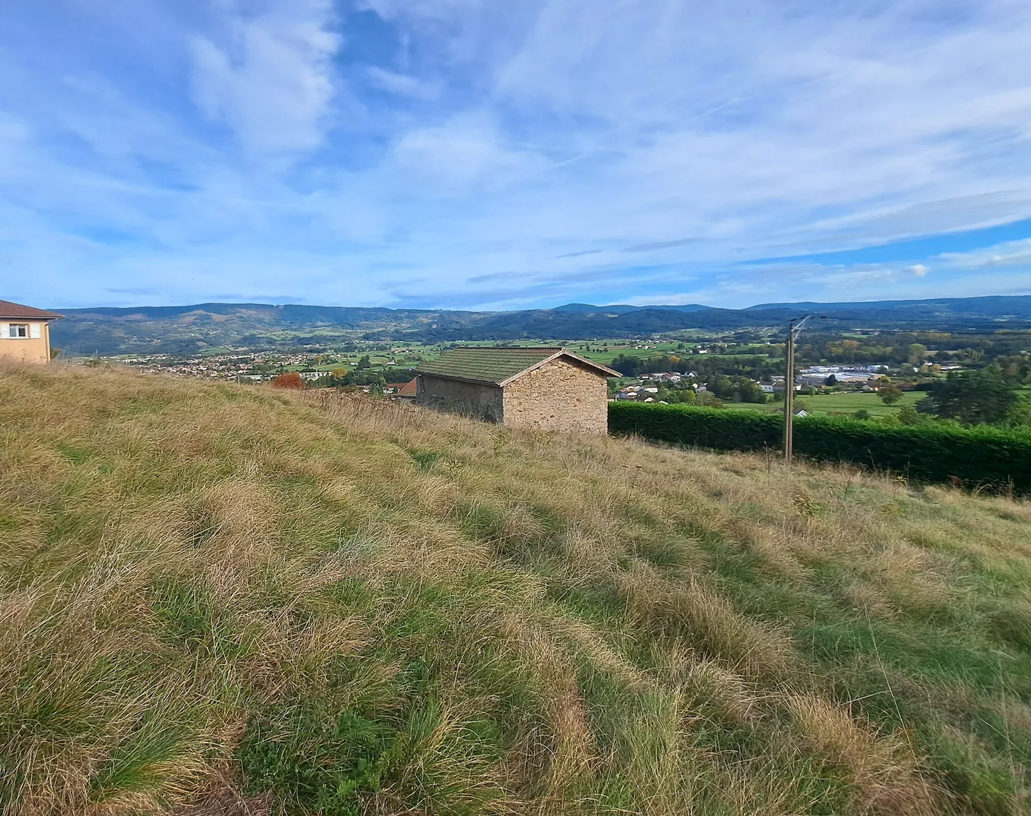 Grange à convertir avec vue sur les Monts du Forez près d'Ambert - Terrain de 1663 m² 