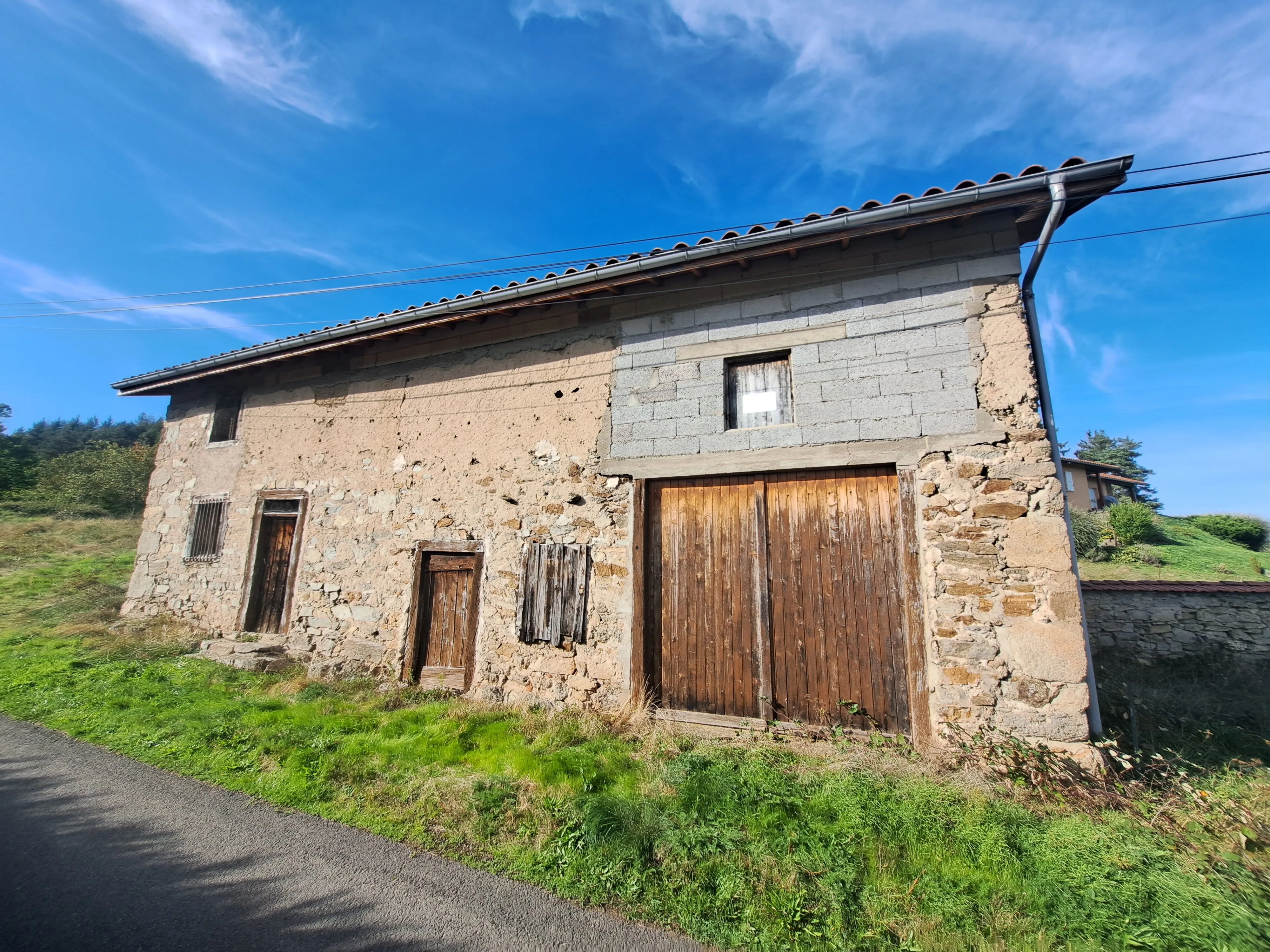 Grange à convertir avec vue sur les Monts du Forez près d'Ambert - Terrain de 1663 m²