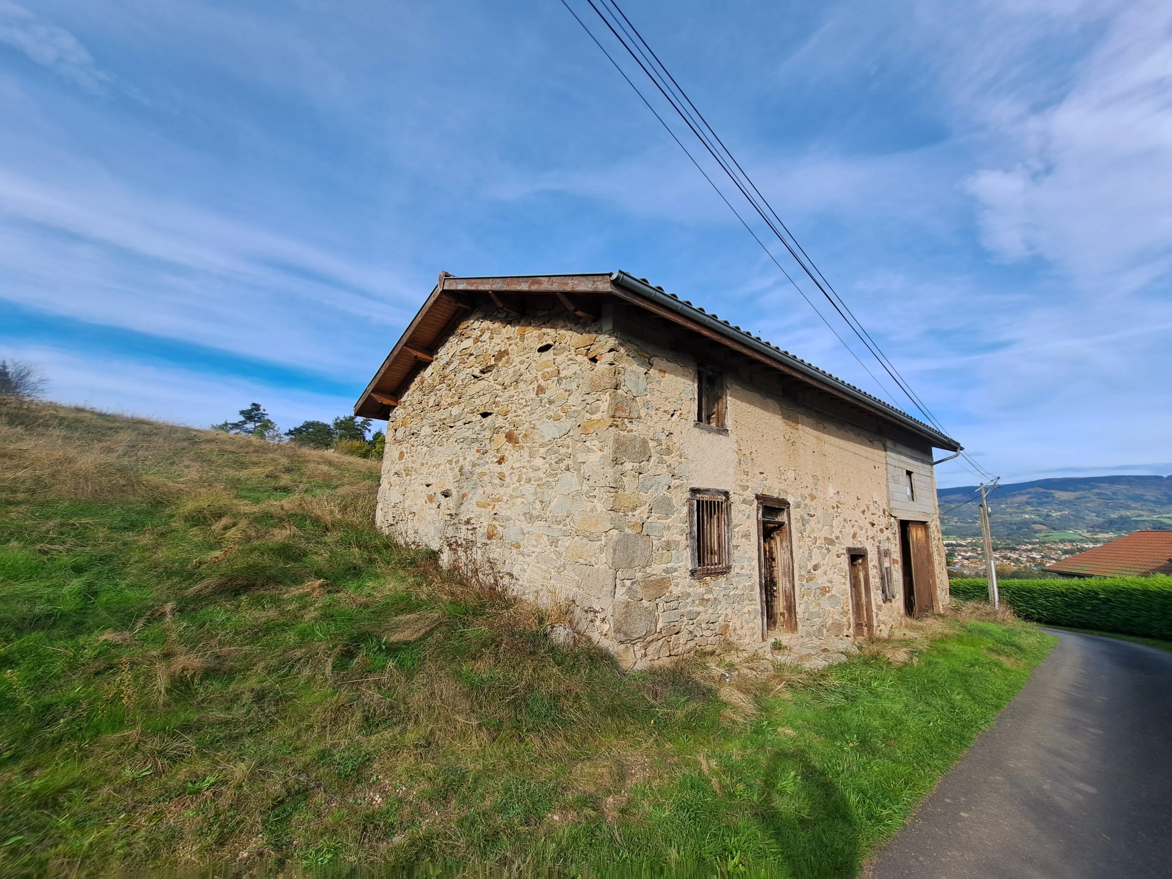 Grange à convertir avec vue sur les Monts du Forez près d'Ambert - Terrain de 1663 m² 