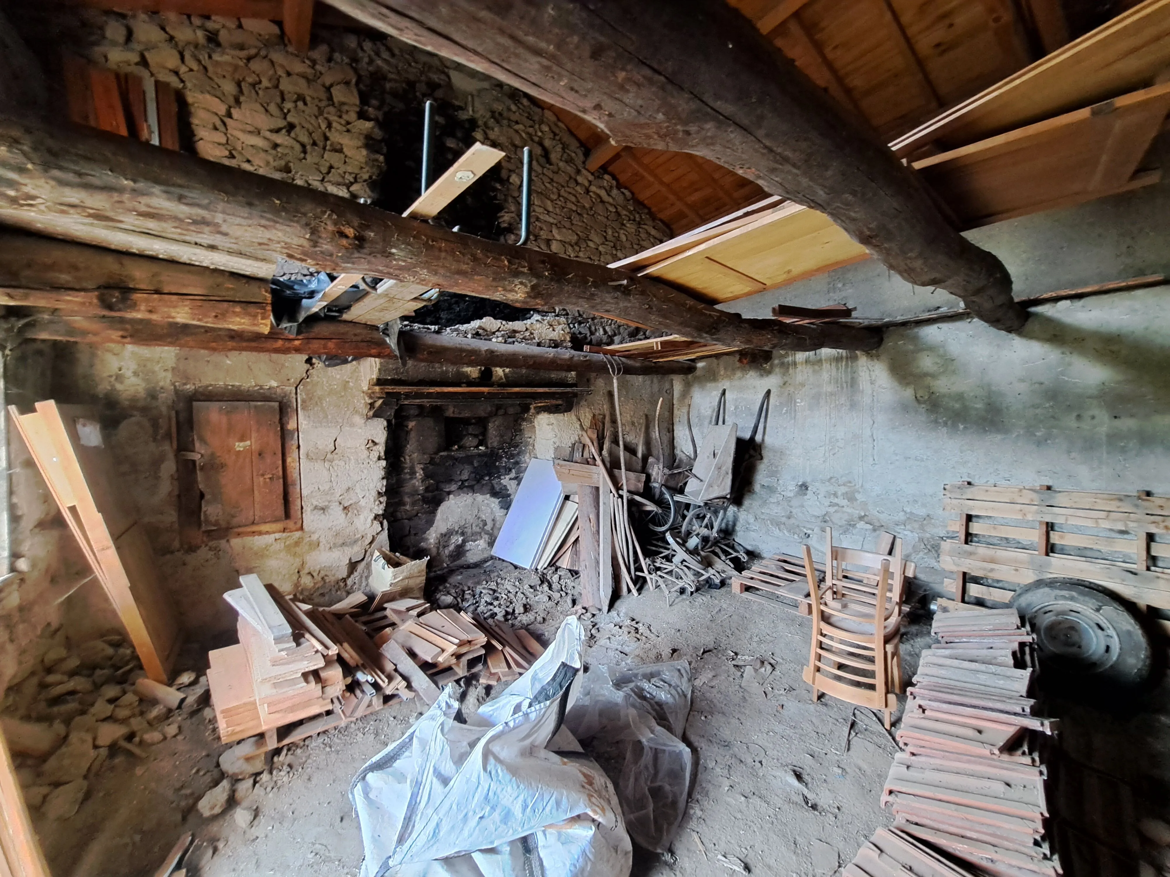 Grange à convertir avec vue sur les Monts du Forez près d'Ambert - Terrain de 1663 m² 