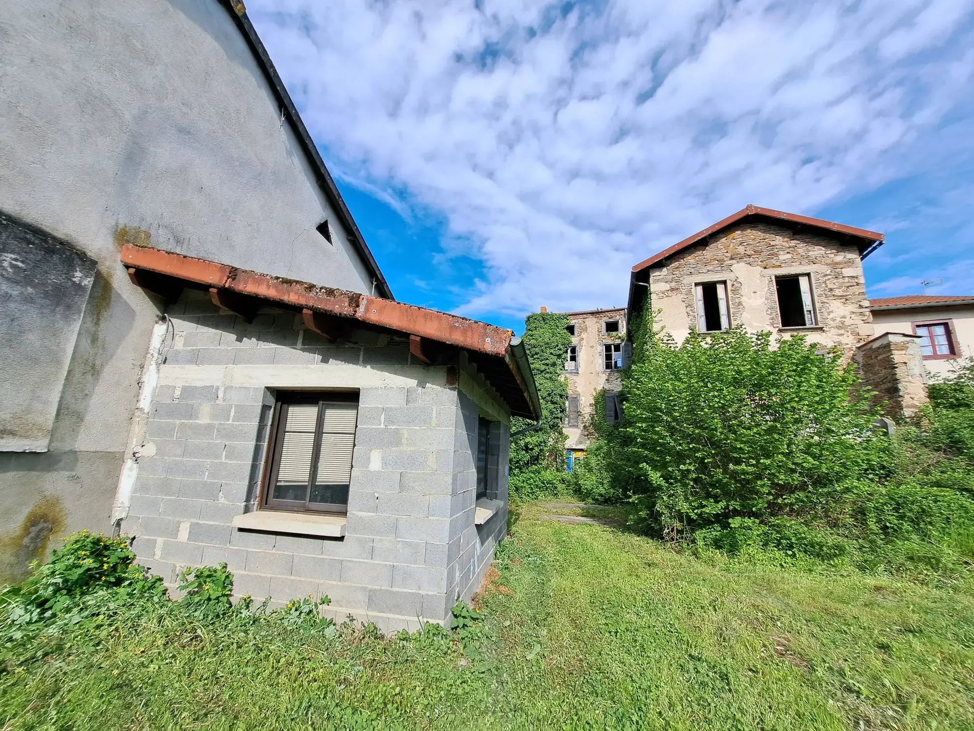 Ensemble immobilier à réhabiliter à Arlanc – Entrepôt, maison et jardins 
