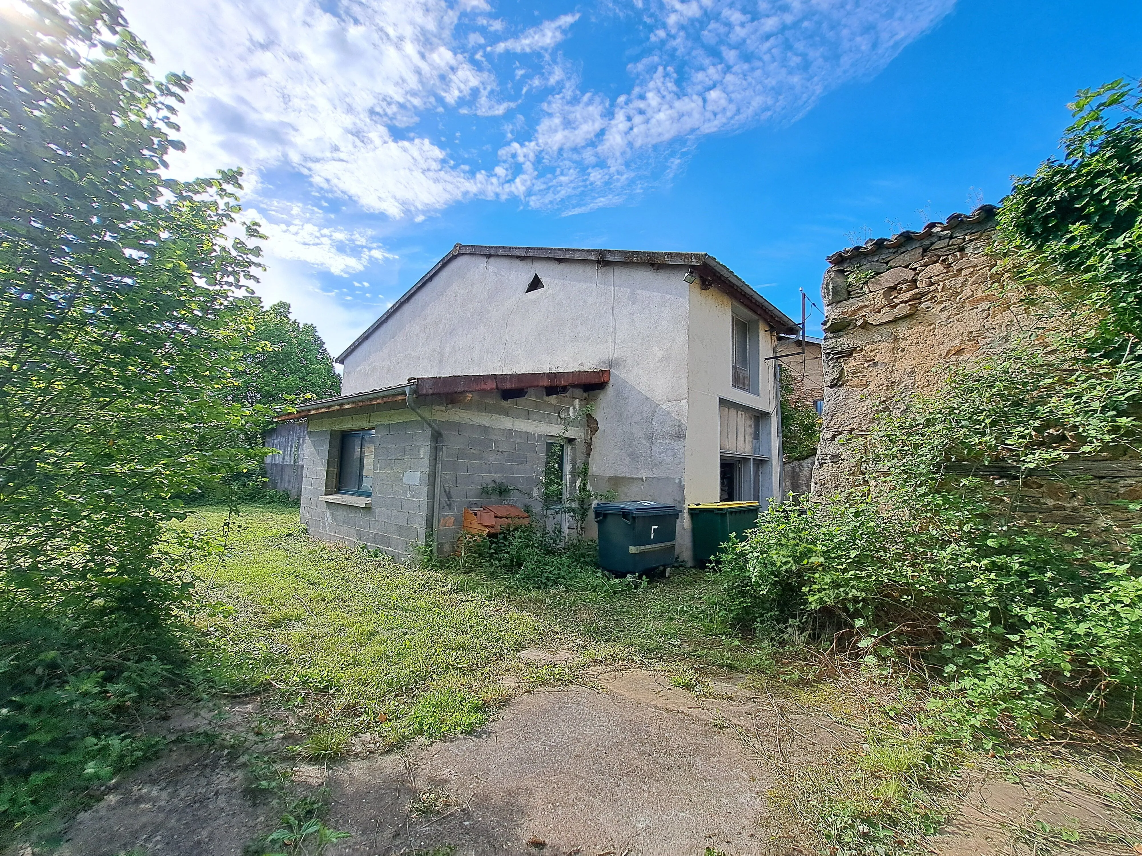 Ensemble immobilier à réhabiliter à Arlanc – Entrepôt, maison et jardins 