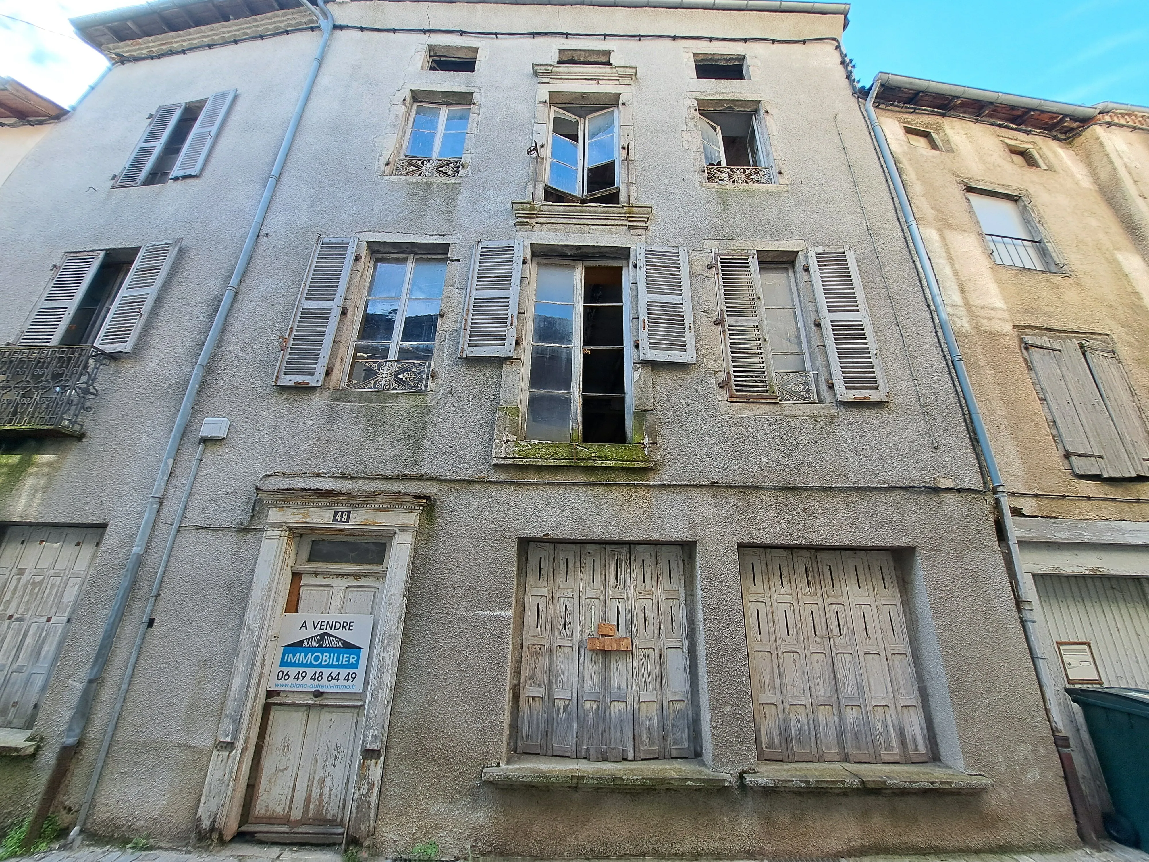 Ensemble immobilier à réhabiliter à Arlanc – Entrepôt, maison et jardins