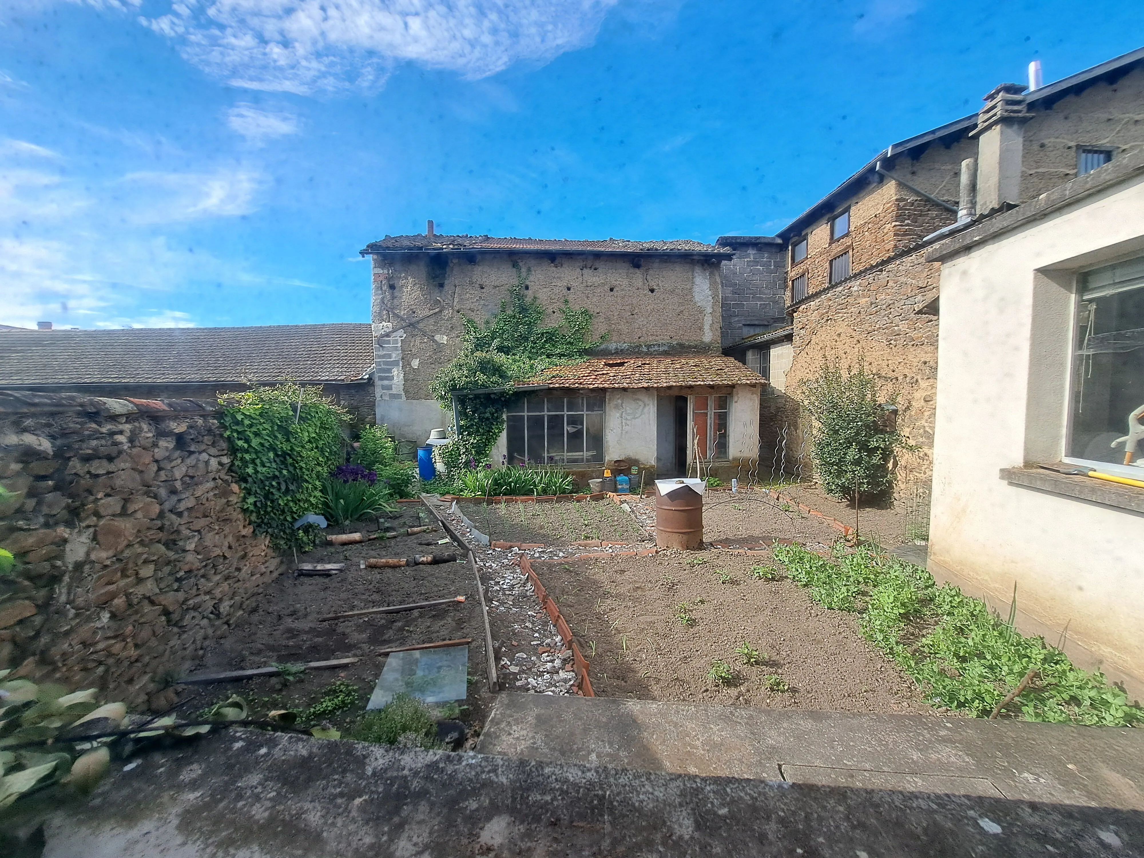 Ensemble immobilier à réhabiliter à Arlanc – Entrepôt, maison et jardins 