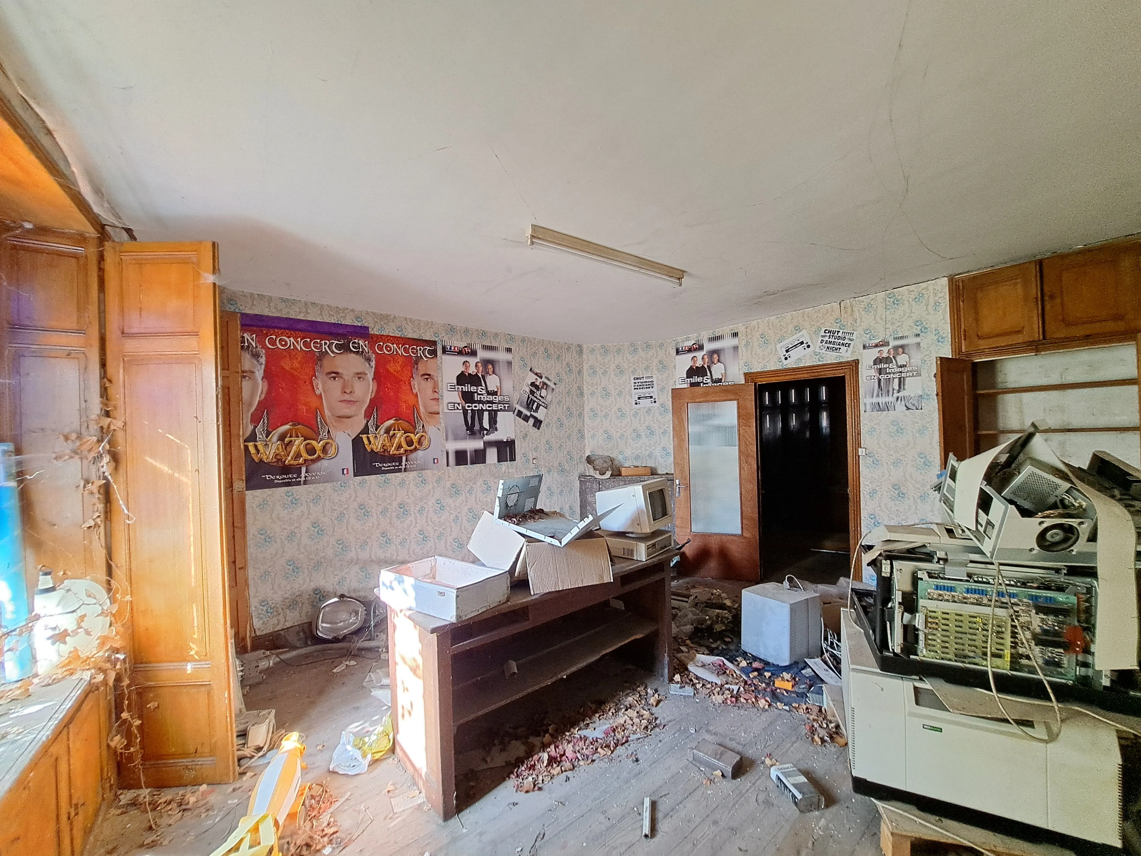 Ensemble immobilier à réhabiliter à Arlanc – Entrepôt, maison et jardins 