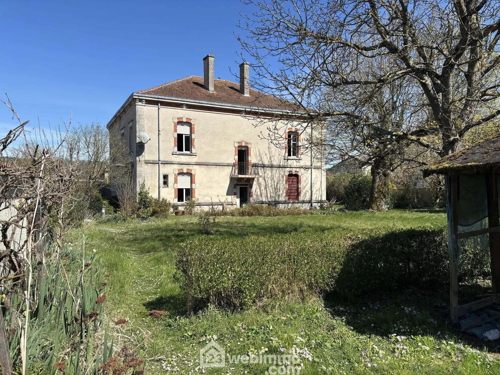 Maison de maître à Chauvoncourt de 351 m² avec jardin et garage
