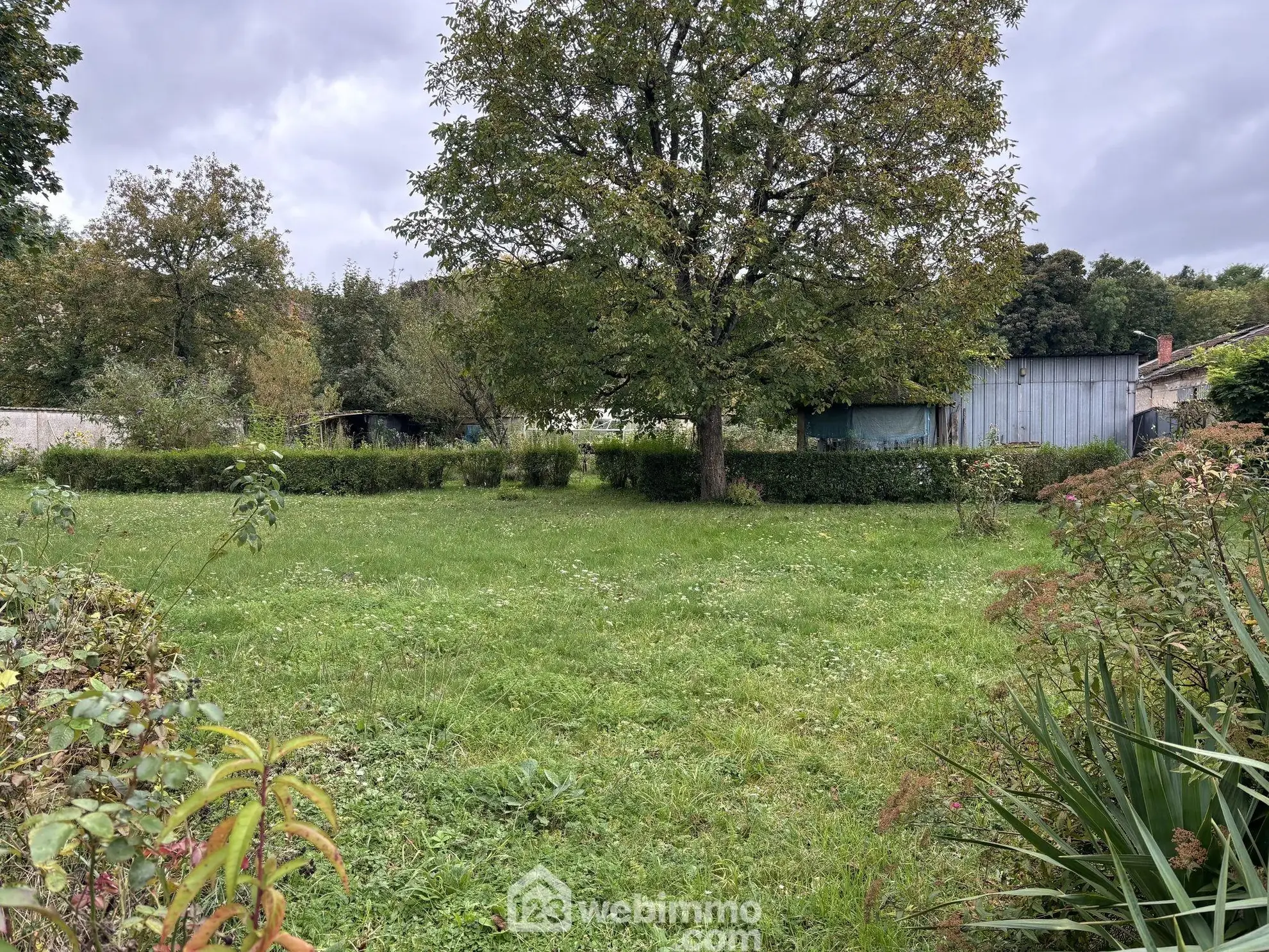 Maison de maître à Chauvoncourt de 351 m² avec jardin et garage 