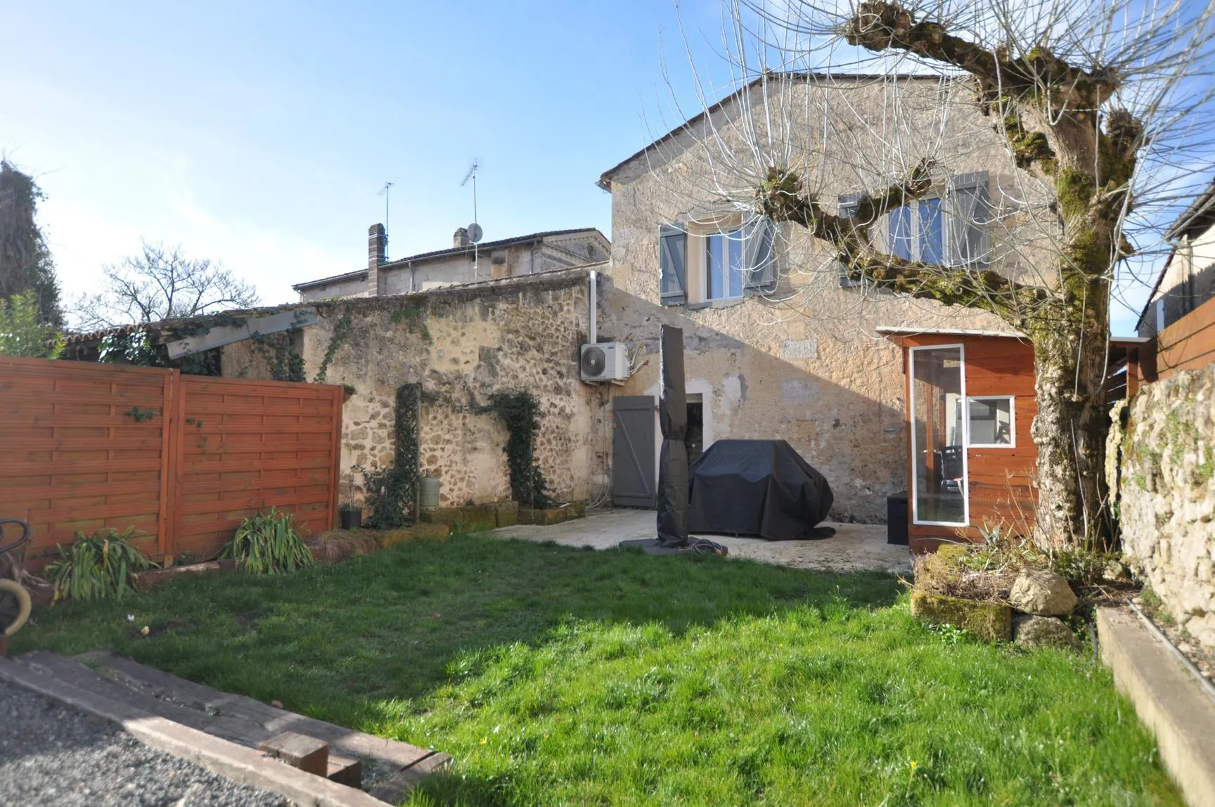 Girondine spacieuse avec jardin, terrasse et garage à Lestiac-sur-Garonne