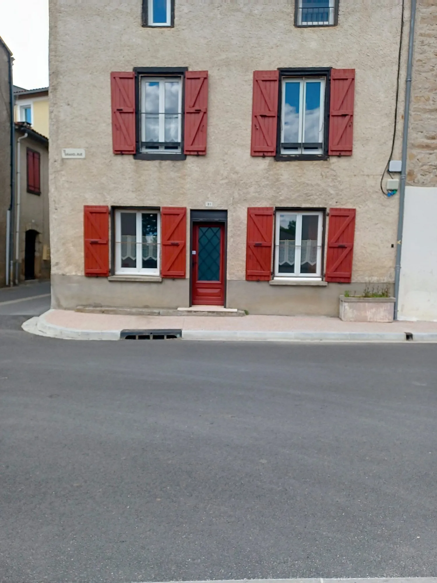 Maison individuelle de 98 m² à Castres, charme et potentiel au cœur d'un village 