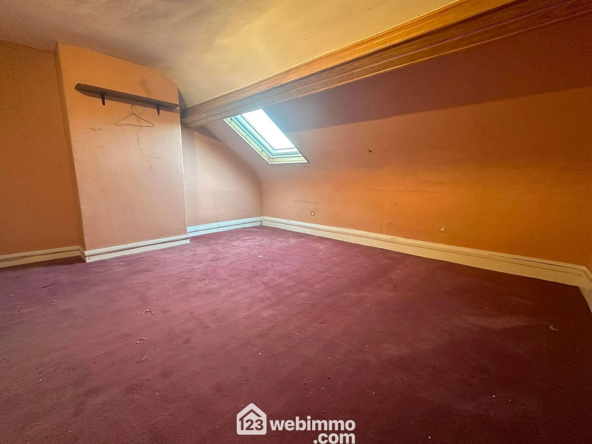 Maison de ville rénovée de 78 m² à Laon, idéale pour achat ou investissement 