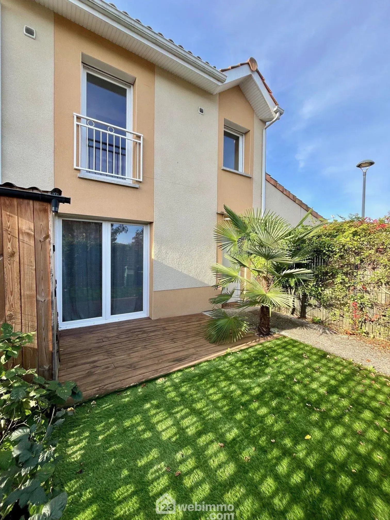Appartement duplex lumineux avec jardin et parking à Bruges 