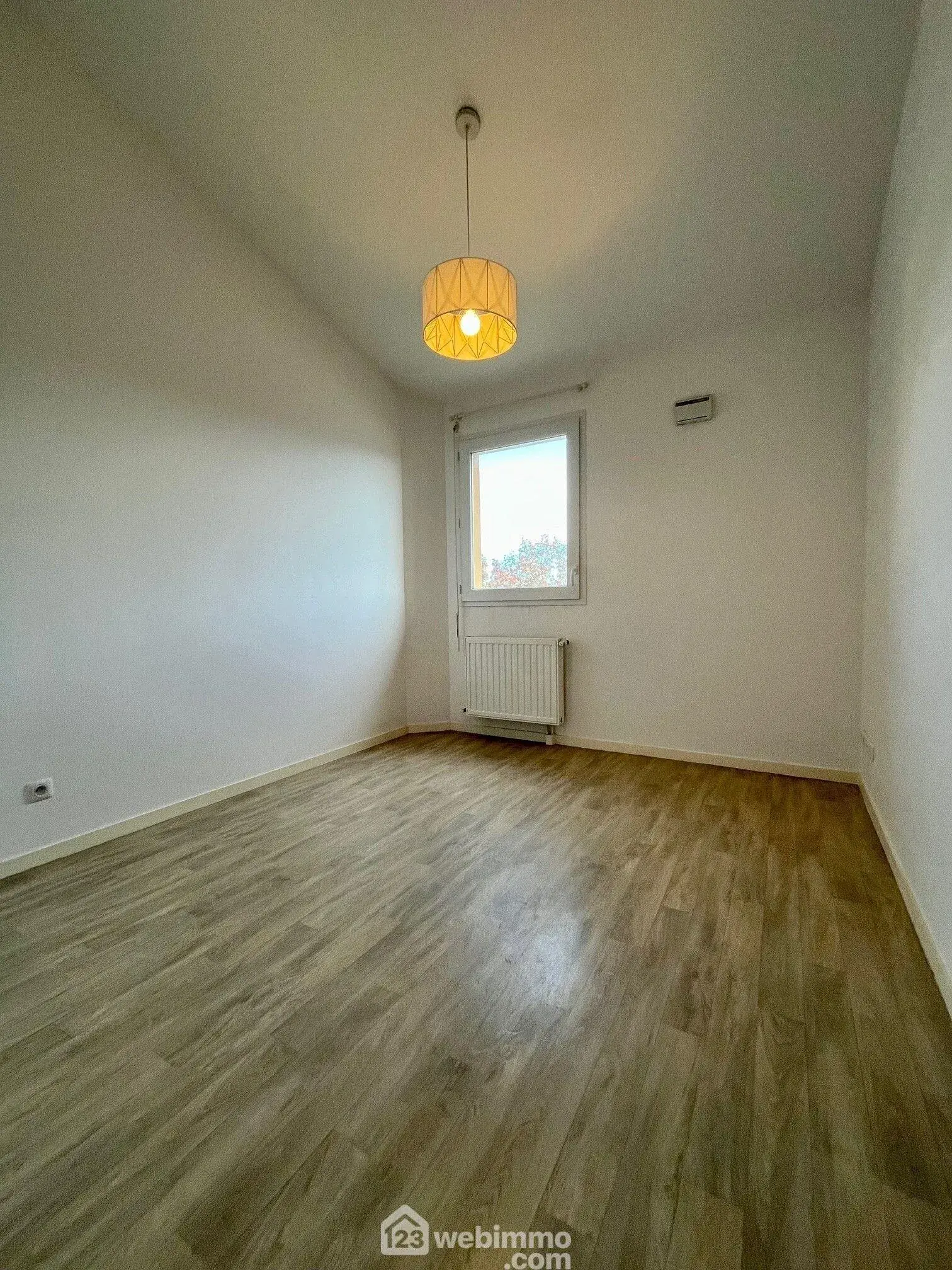 Appartement duplex lumineux avec jardin et parking à Bruges 