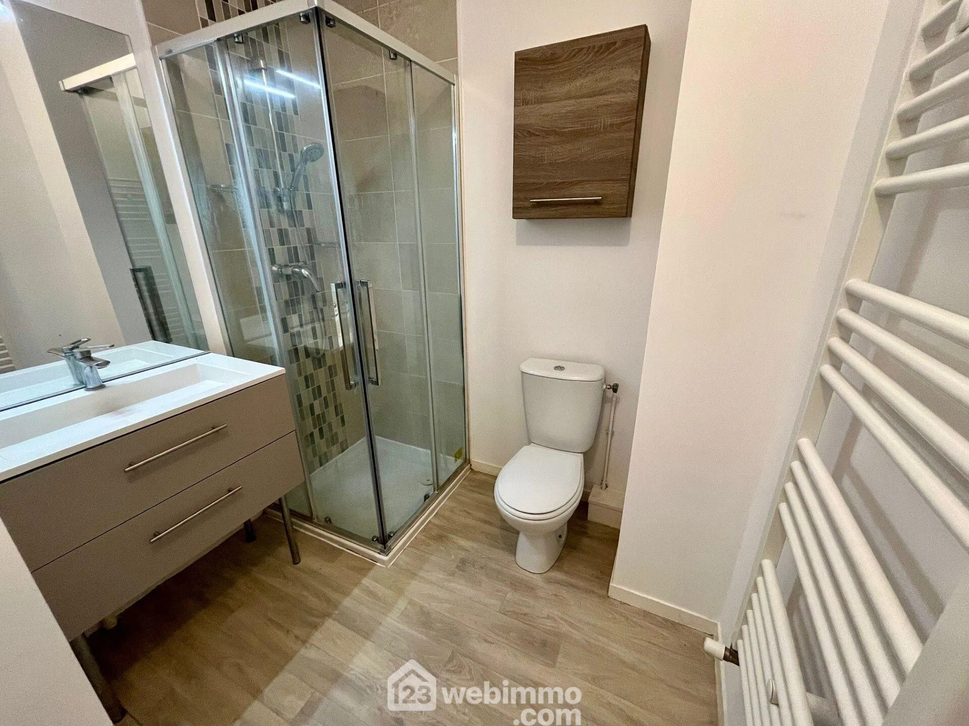 Appartement duplex lumineux avec jardin et parking à Bruges 