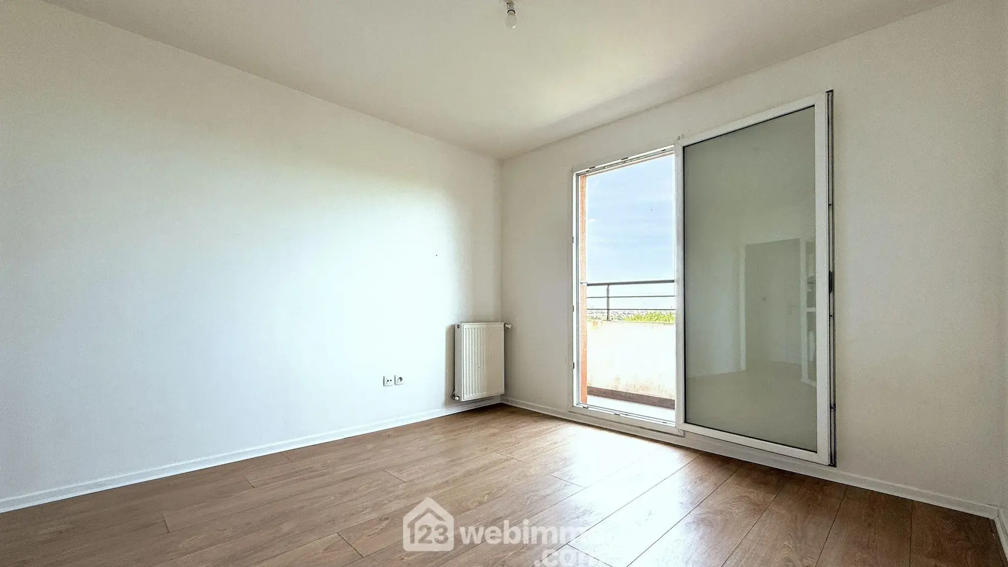 Appartement 2 pièces avec balcon à Sucy-en-Brie – Dernier étage, vue panoramique 