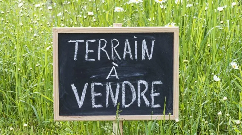 Terrain constructible de 1050 m² à Montaure — Secteur calme et exposé sud