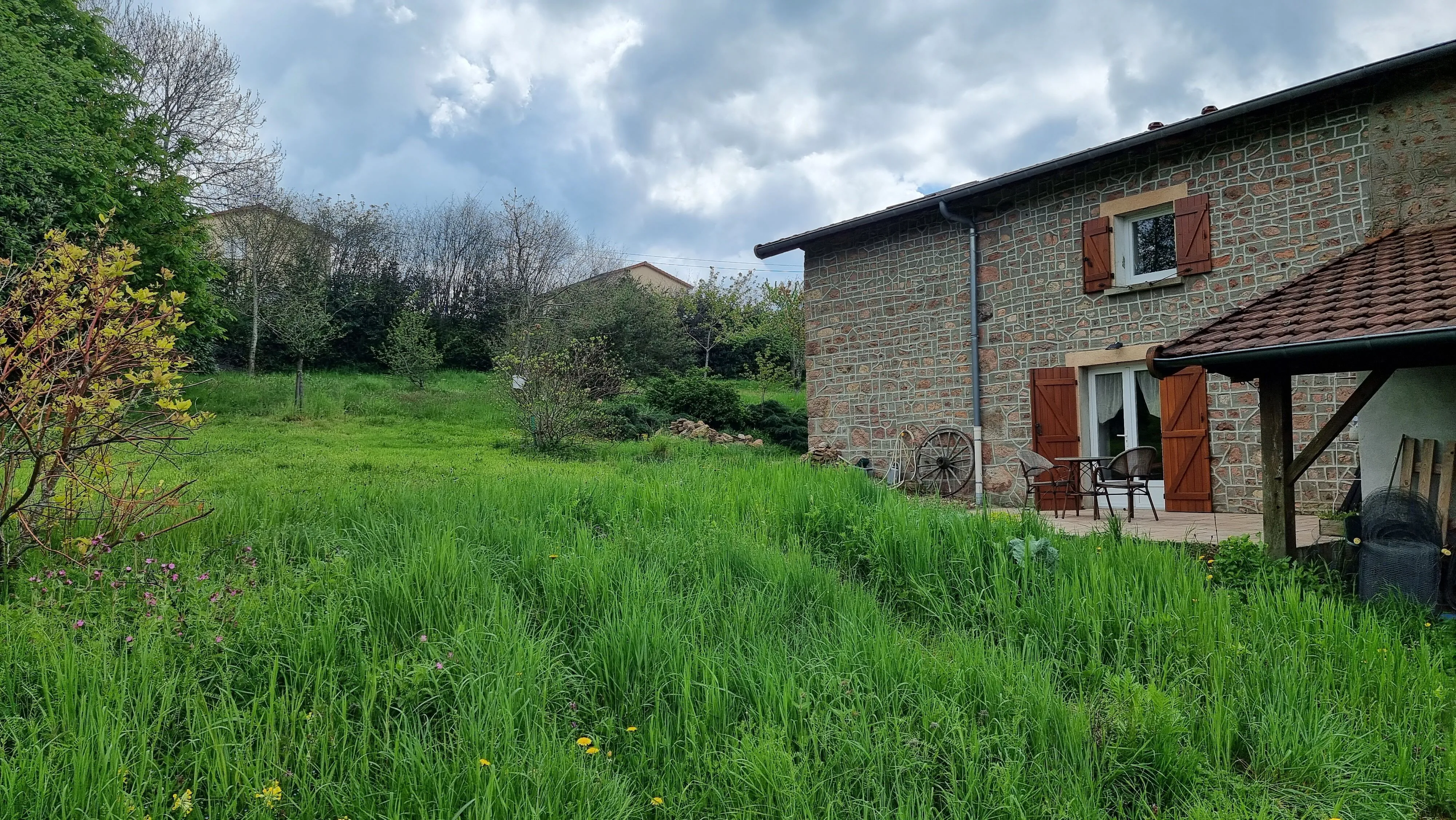 Belle maison en pierre de 200 m² avec grand terrain à La Ville 69470