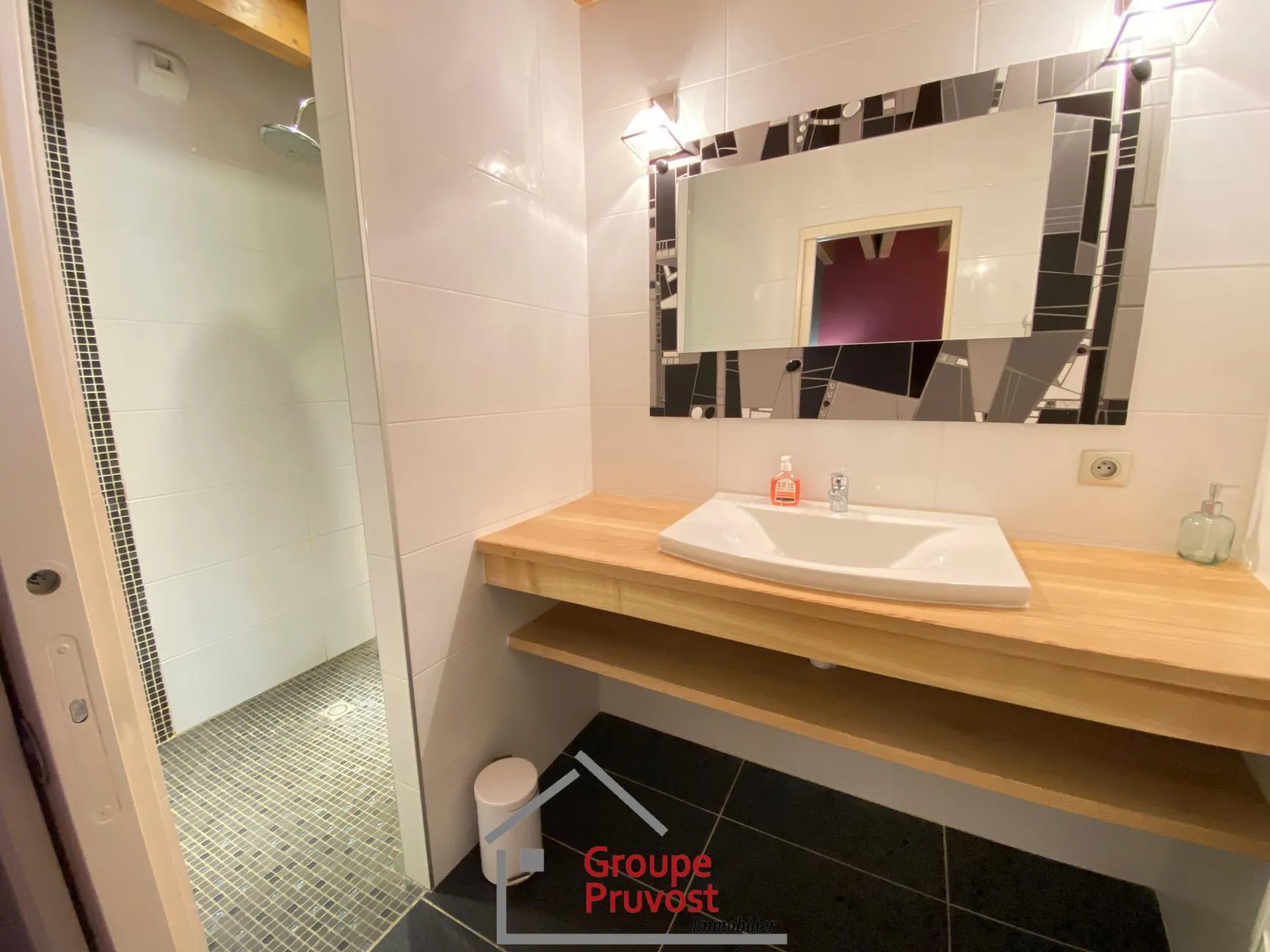 Maison de ville rénovée à Cluny avec 3 chambres, lumineuse et moderne 