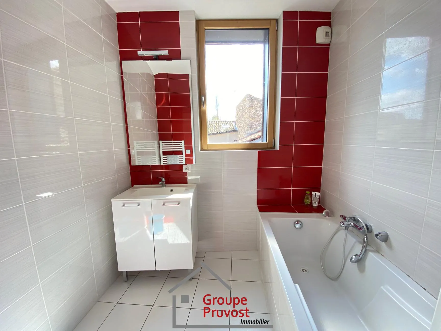 Maison de ville rénovée à Cluny avec 3 chambres, lumineuse et moderne 