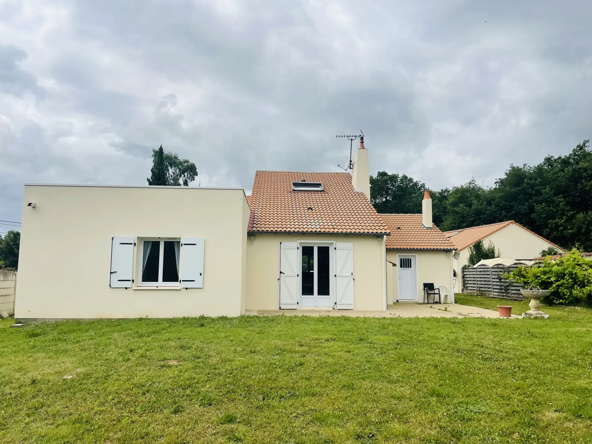Maison spacieuse avec studio indépendant à Vendeuvre du Poitou, proche de Poitiers 