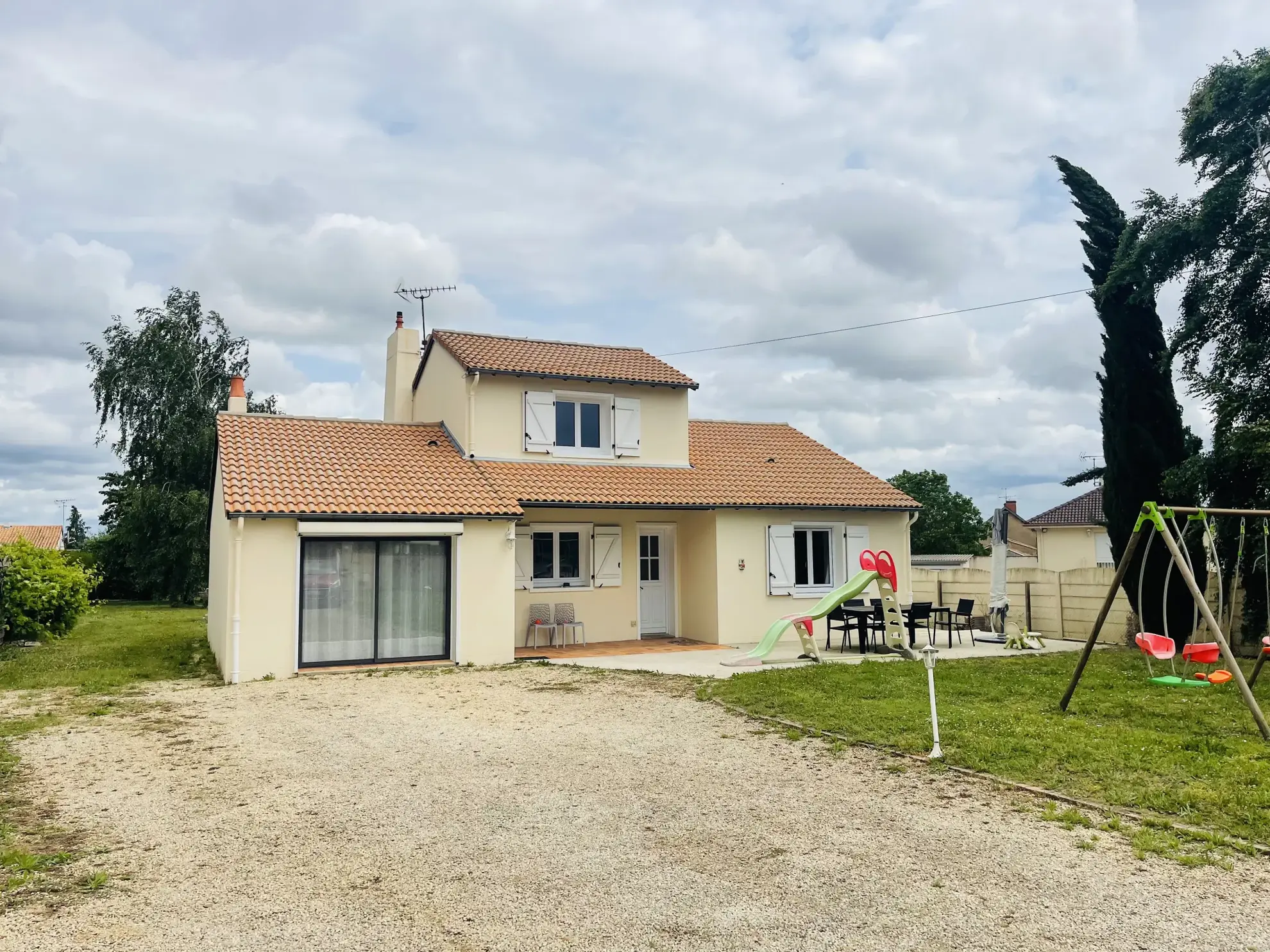 Maison spacieuse avec studio indépendant à Vendeuvre du Poitou, proche de Poitiers