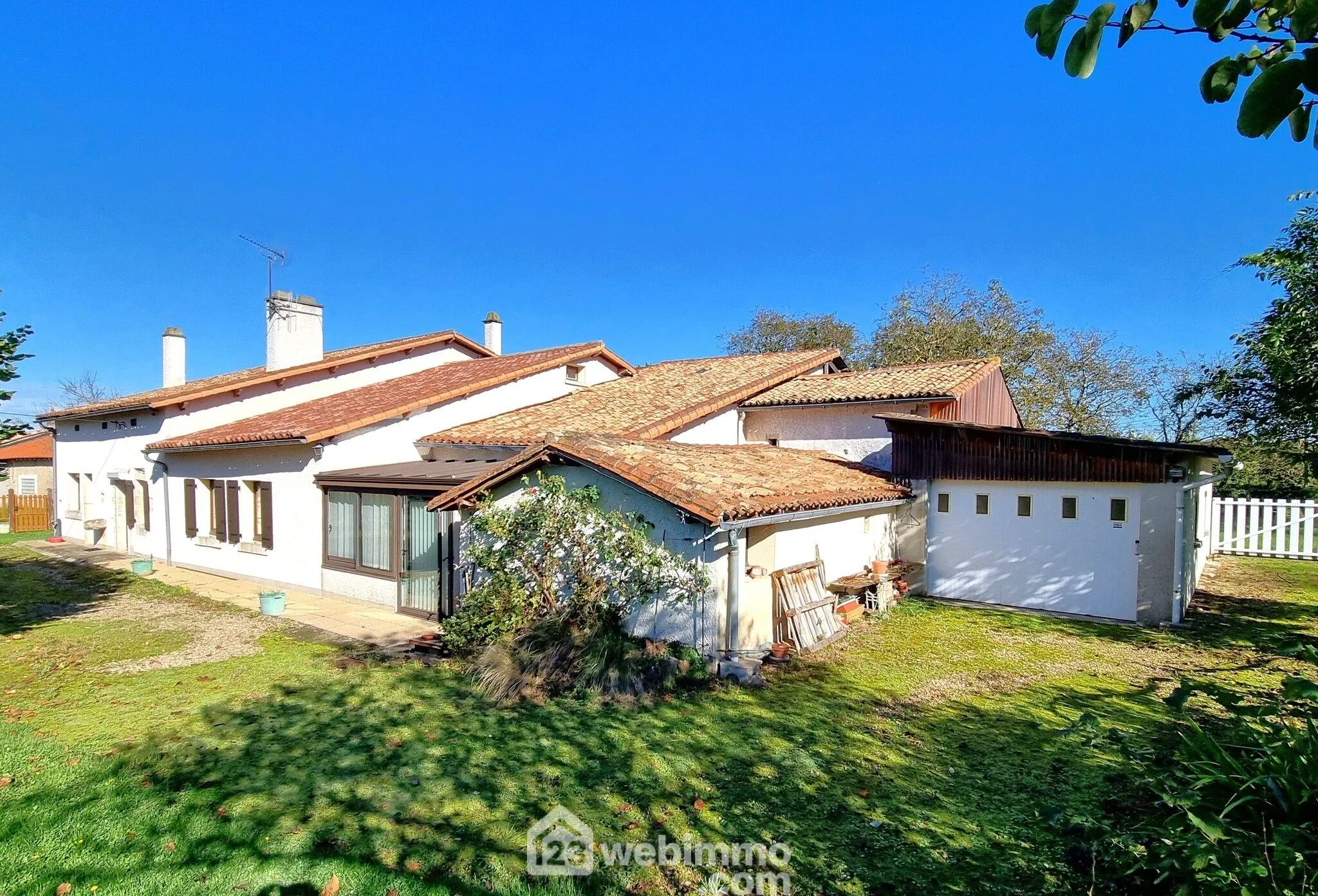 Magnifique maison longueère de 160 m2 à Pamproux avec terrain arboré 