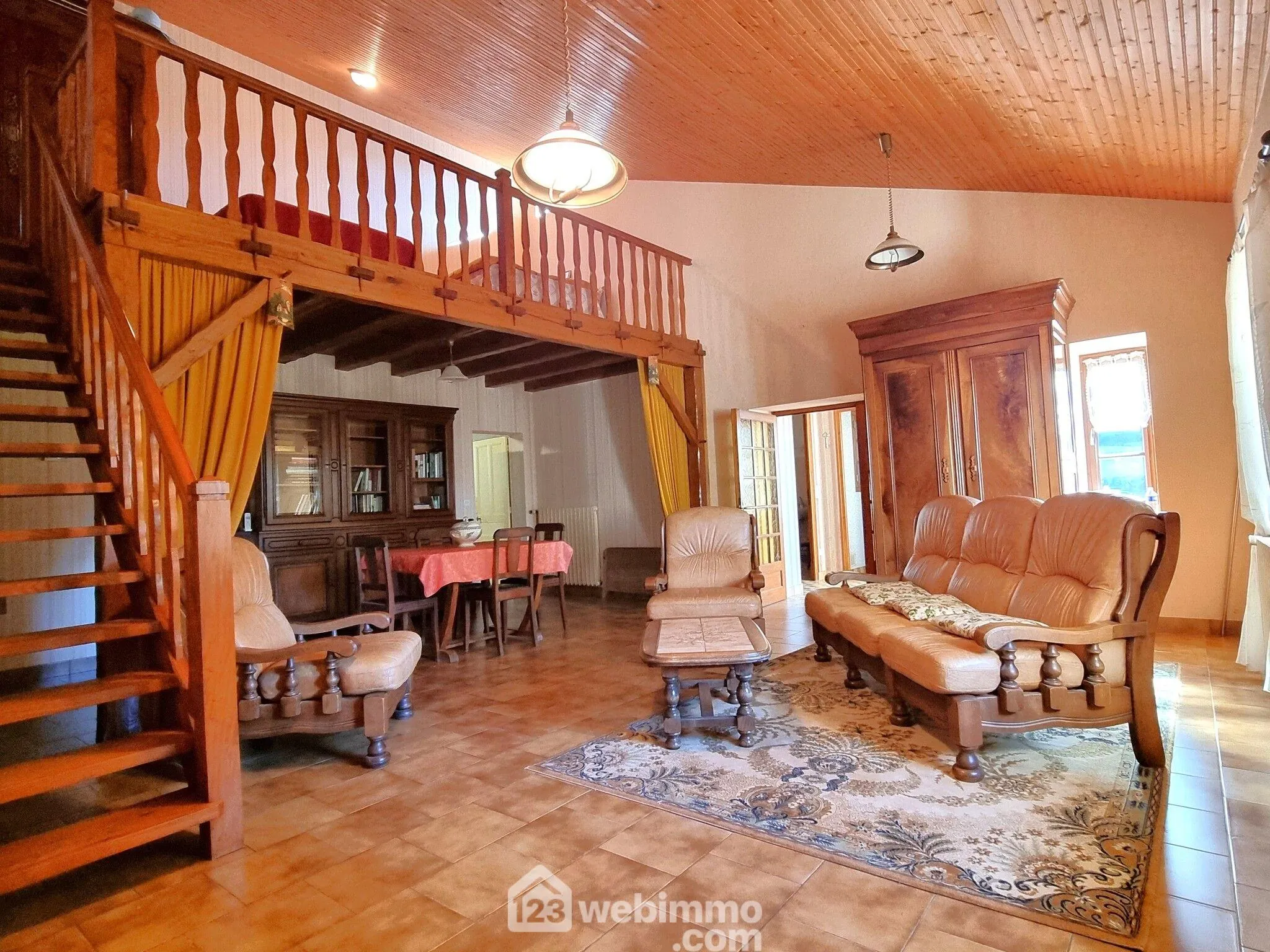 Magnifique maison longueère de 160 m2 à Pamproux avec terrain arboré 