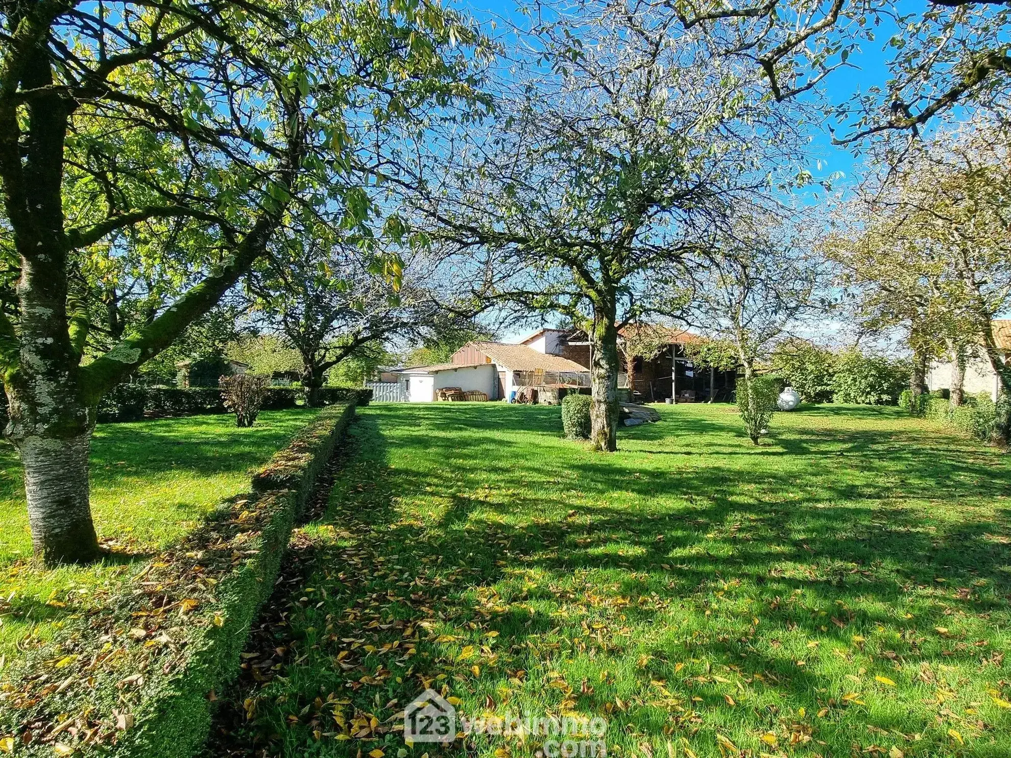Magnifique maison longueère de 160 m2 à Pamproux avec terrain arboré 