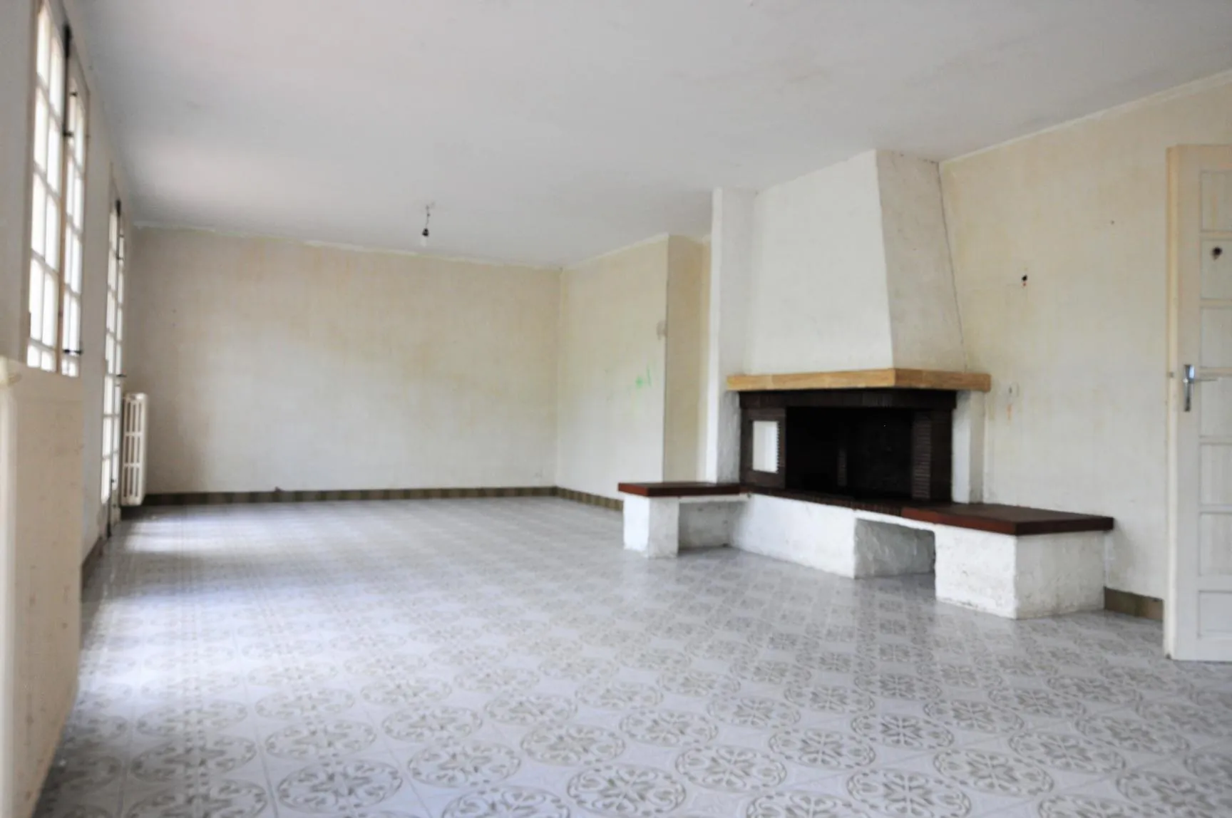 Maison traditionnelle à Paillet avec grand terrain à rénover 