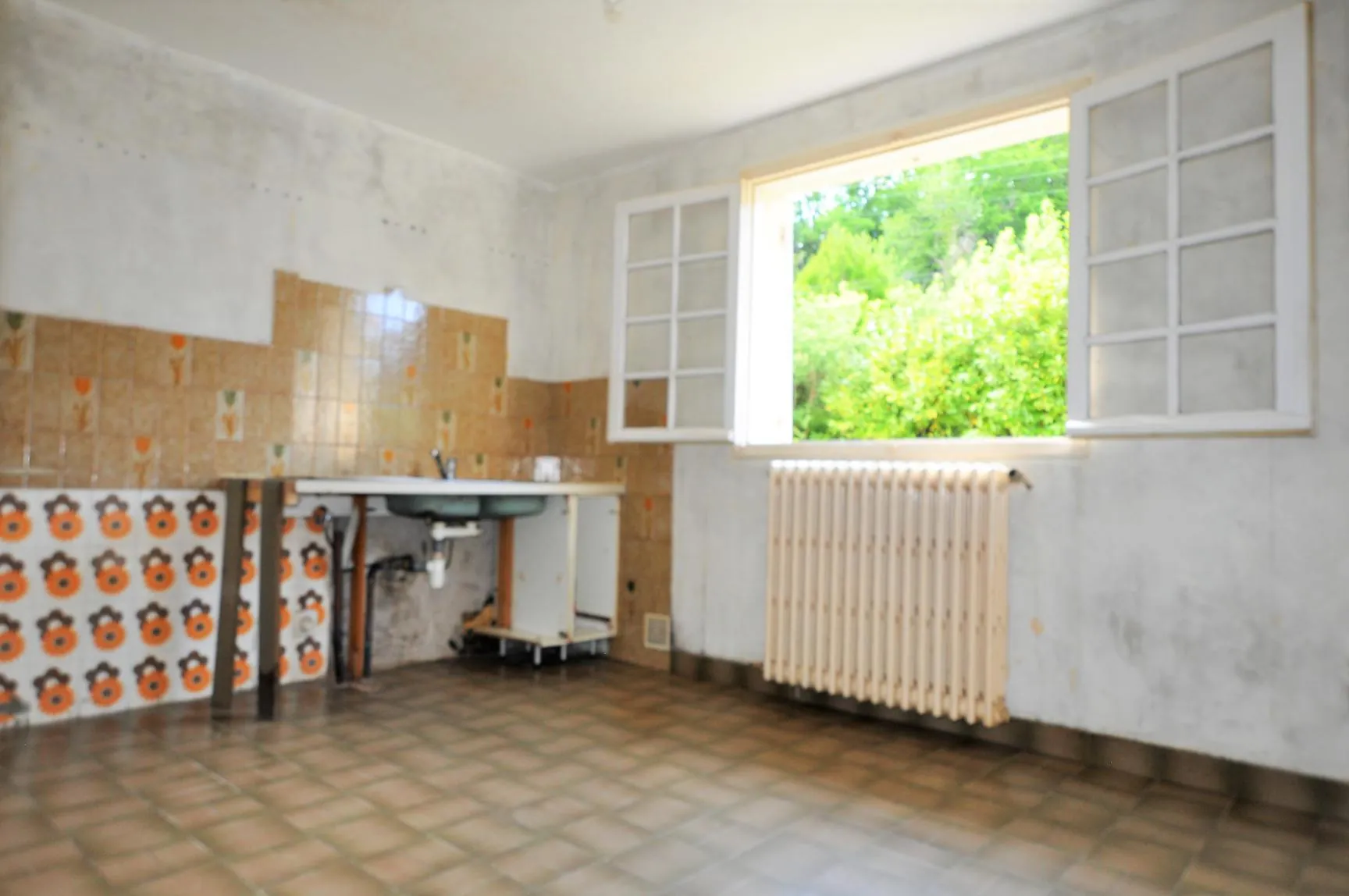 Maison traditionnelle à Paillet avec grand terrain à rénover 