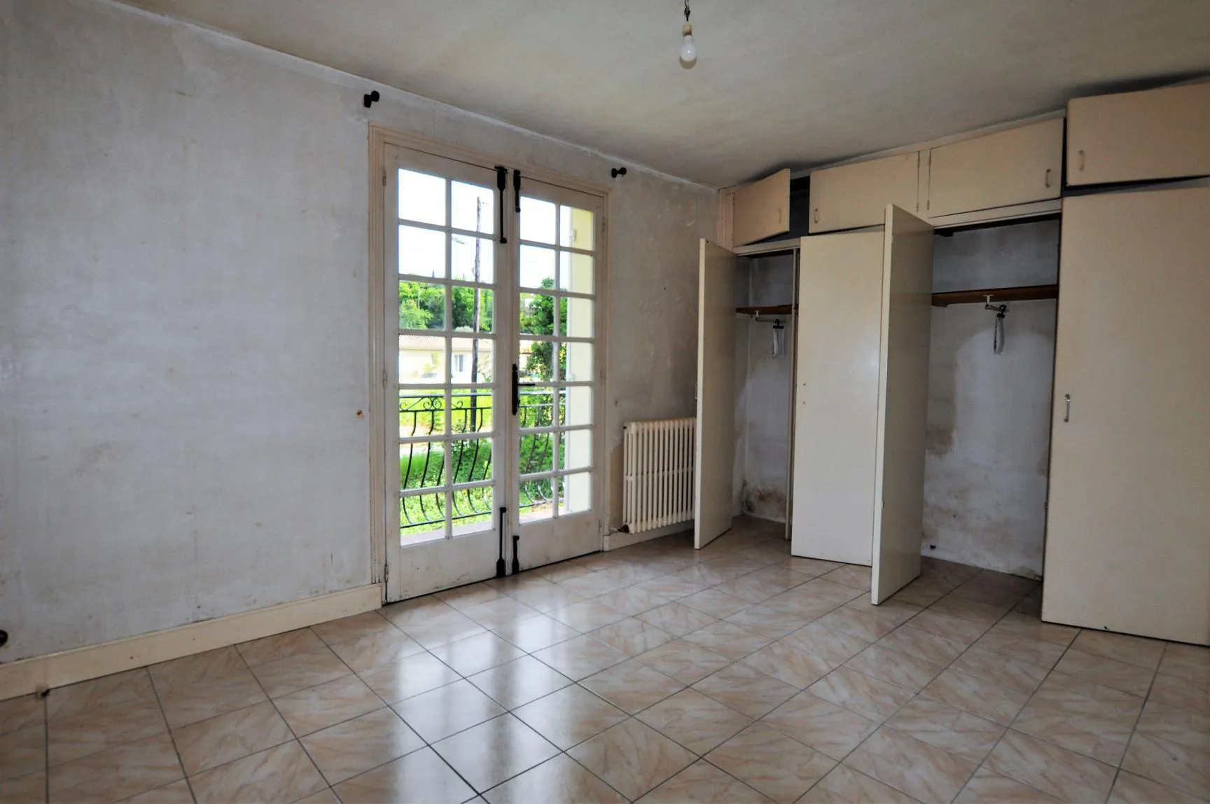 Maison traditionnelle à Paillet avec grand terrain à rénover 