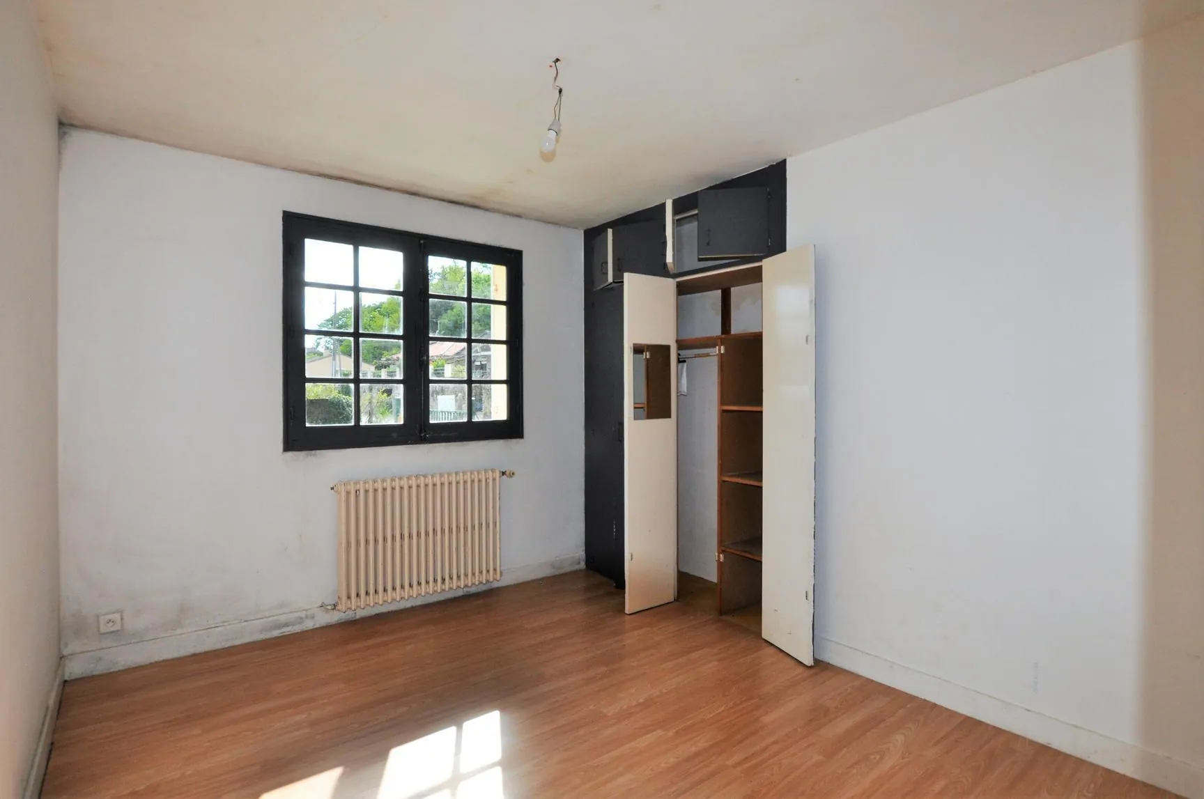 Maison traditionnelle à Paillet avec grand terrain à rénover 